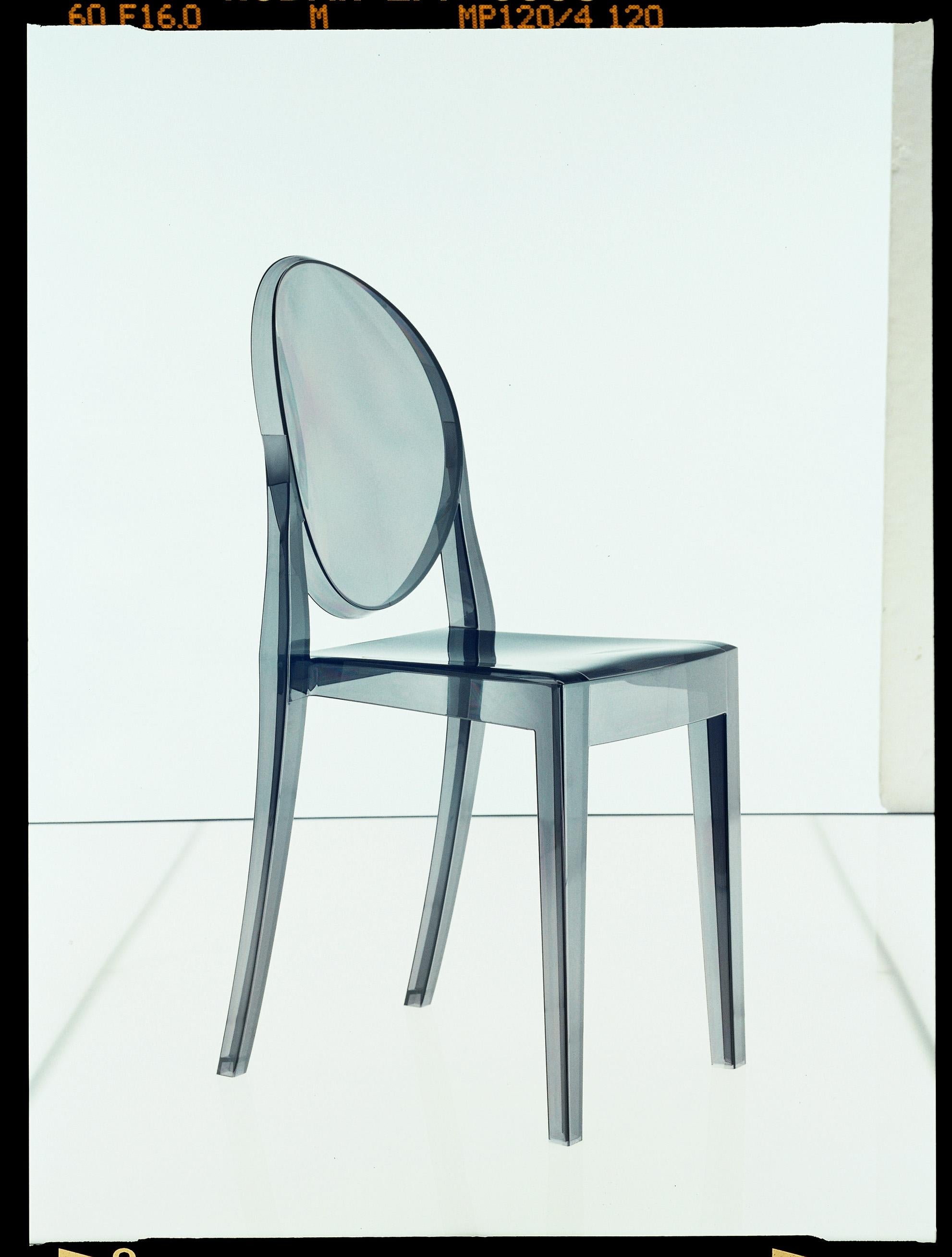 https://a.1stdibscdn.com/set-of-2-kartell-victoria-ghost-chairs-in-crystal-by-philippe-starck-for-sale-picture-5/12330573/f_145779311556860821764/4857_victoriaghost_starck_fume_prosp2_master.jpg