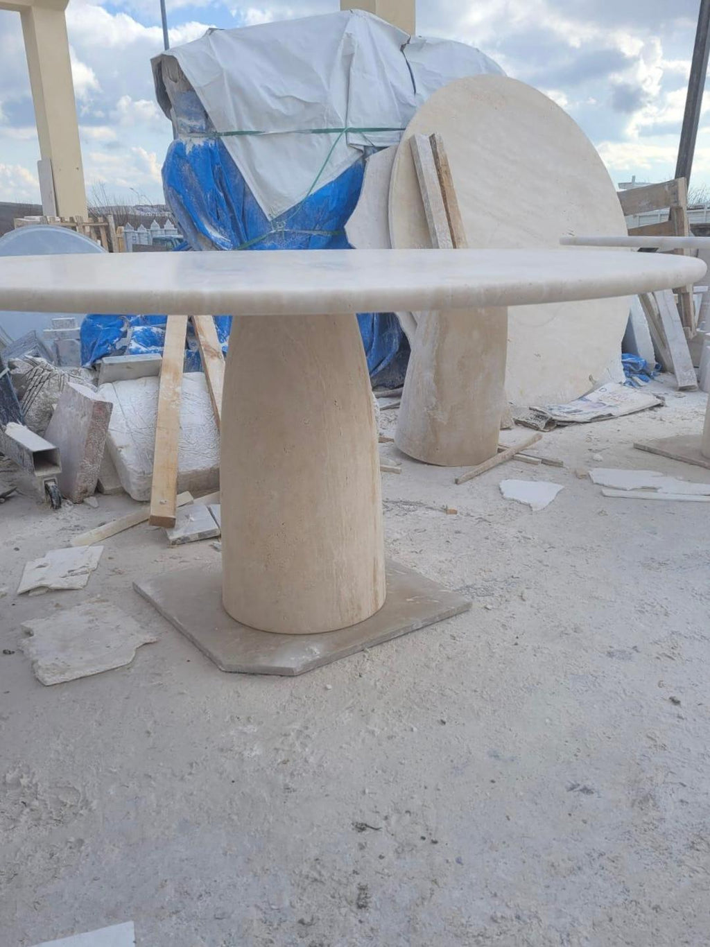 https://a.1stdibscdn.com/cream-travertine-round-dining-table-in-the-style-of-1970-angelo-mangiarotti-for-sale-picture-3/f_80522/f_387595821710050873832/49c3f40c_32ed_4296_953d_b69e9c1e4db4_master.jpg