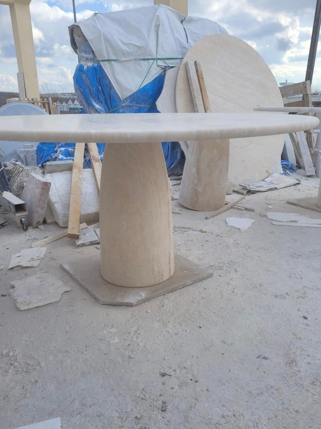 https://a.1stdibscdn.com/cream-travertine-round-dining-table-in-the-style-of-1970-angelo-mangiarotti-for-sale-picture-3/f_80522/f_387595821710050873832/49c3f40c_32ed_4296_953d_b69e9c1e4db4_master.jpg