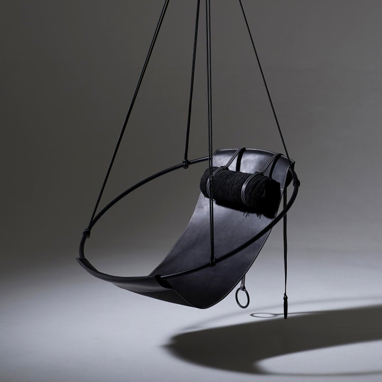 https://a.1stdibscdn.com/sling-hanging-swing-chair-genuine-black-leather-21st-century-modern-for-sale-picture-3/f_32773/f_95536231610228557884/4_Sling_Black_with_Bolster_bolster_higher_up_mood_master.jpg?width=768