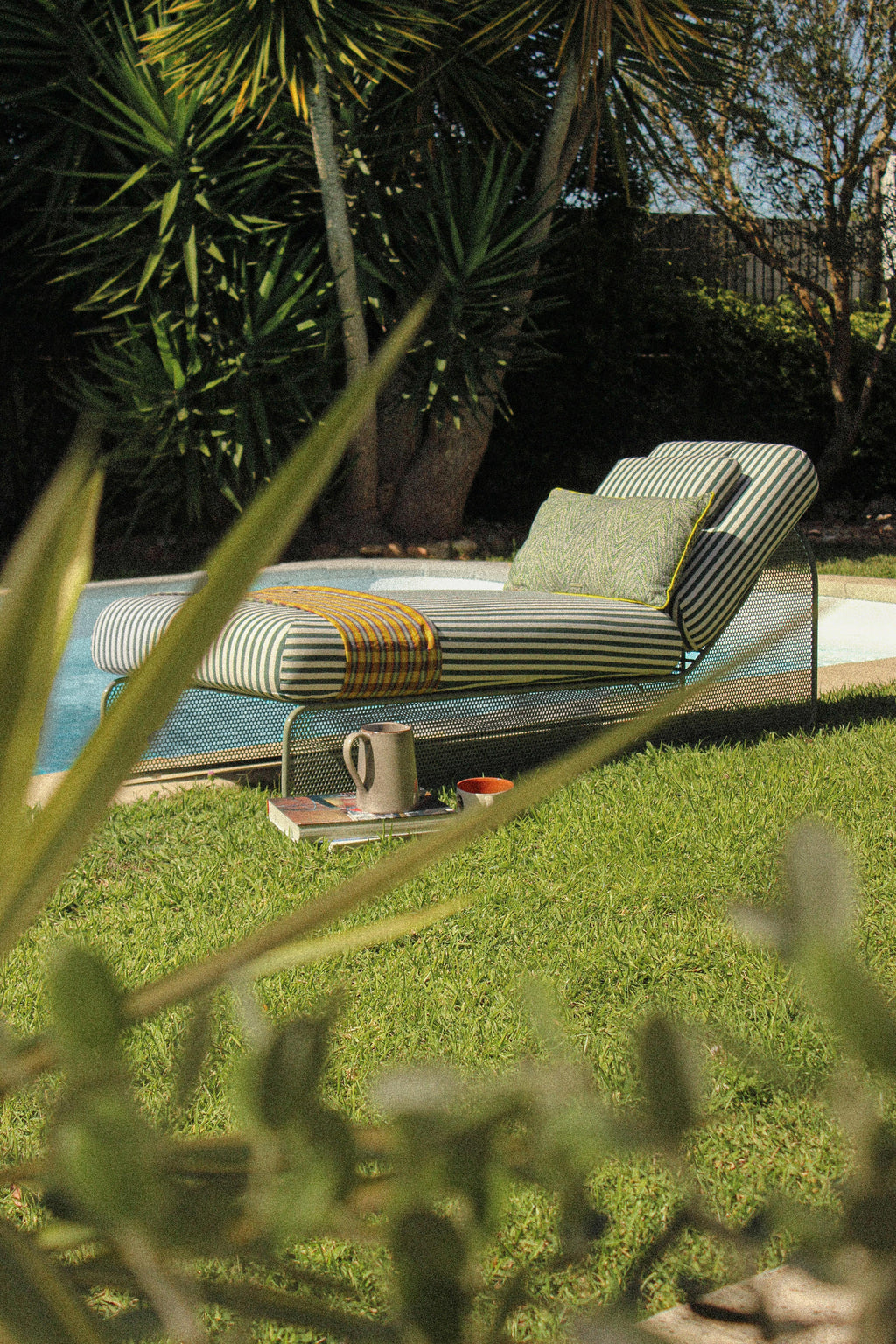 https://a.1stdibscdn.com/contemporary-riviera-day-bed-in-blaco-and-verde-lacquered-metal-for-outdoors-for-sale-picture-2/f_40973/f_386574821746628396638/4_master.jpg