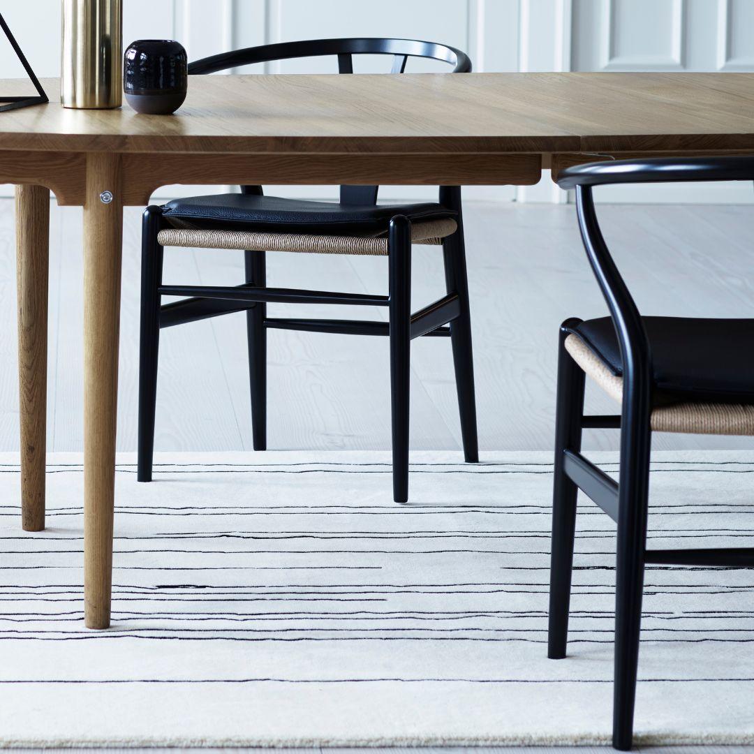 https://a.1stdibscdn.com/hans-j-wegner-ch24-wishbone-chair-in-oak-black-paint-for-carl-hansen-son-for-sale-picture-4/f_14472/f_317020921670875087650/4_master.jpg