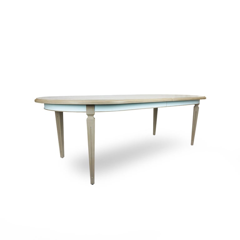 https://a.1stdibscdn.com/french-style-dining-table-with-2-leaf-extensions-for-sale-picture-5/f_21233/1626959916326/4_master.jpg?width=768