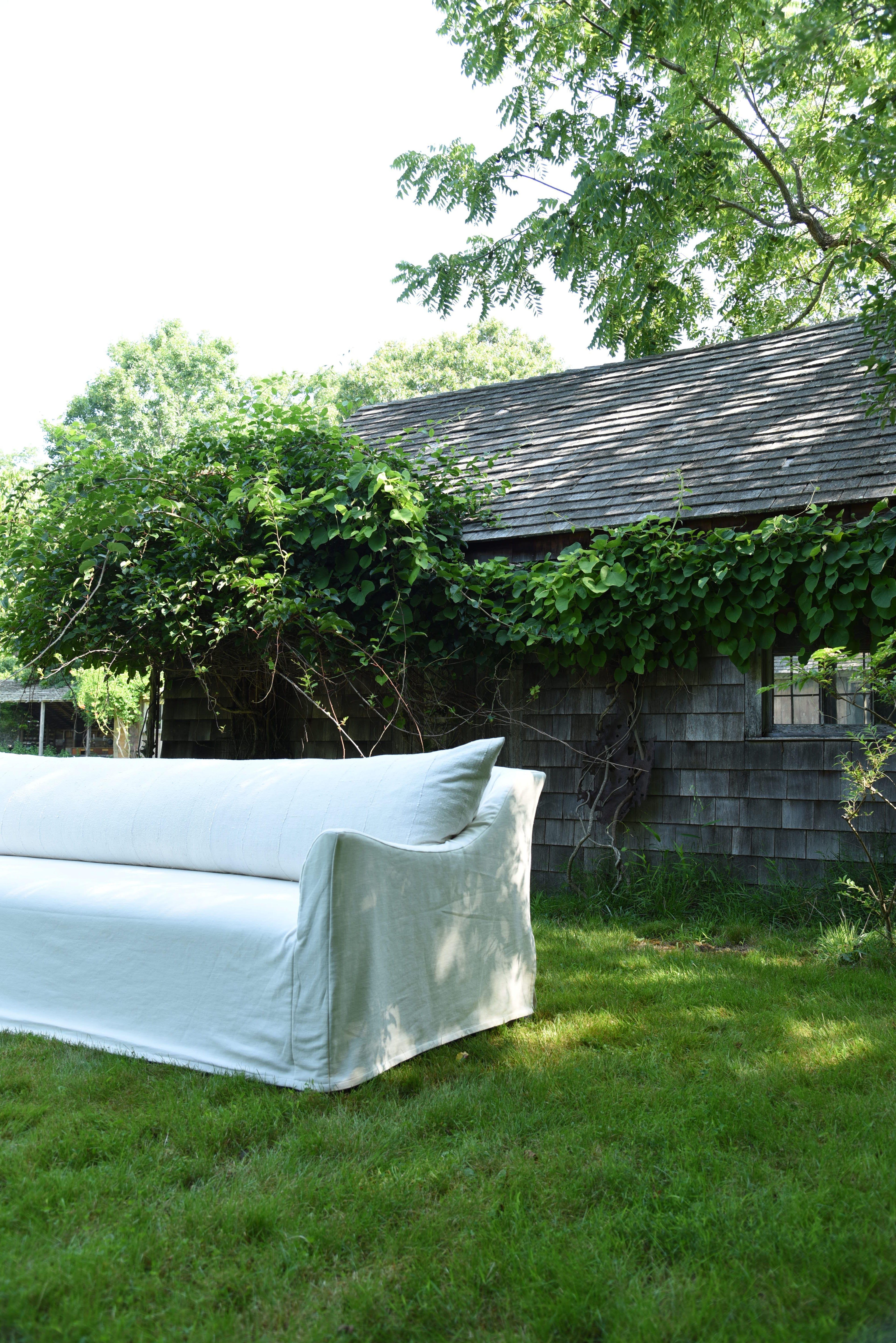 https://a.1stdibscdn.com/the-hamptons-slipcovered-sofa-by-michael-del-piero-for-sale-picture-5/f_8868/f_383048921707936364601/4_master.jpeg