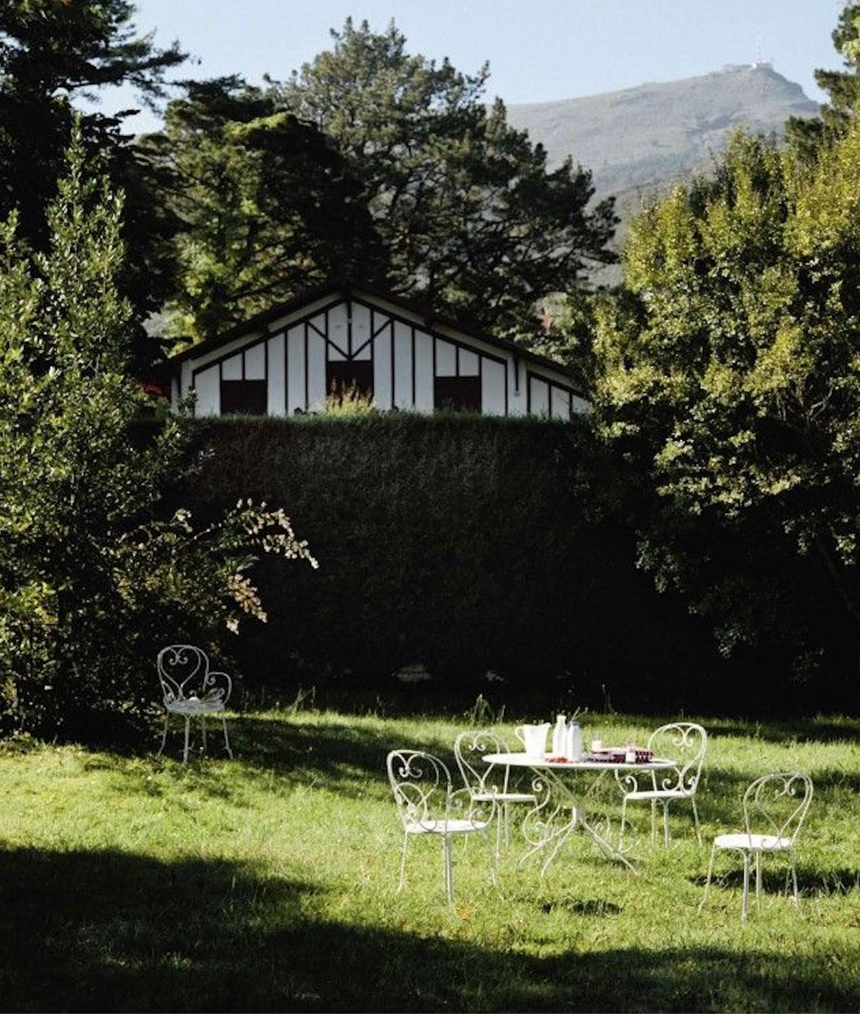 https://a.1stdibscdn.com/fermob-1900-chair-pesto-set-of-2-chairs-for-sale-picture-5/f_105752/f_484425721769077935298/4_master.jpg