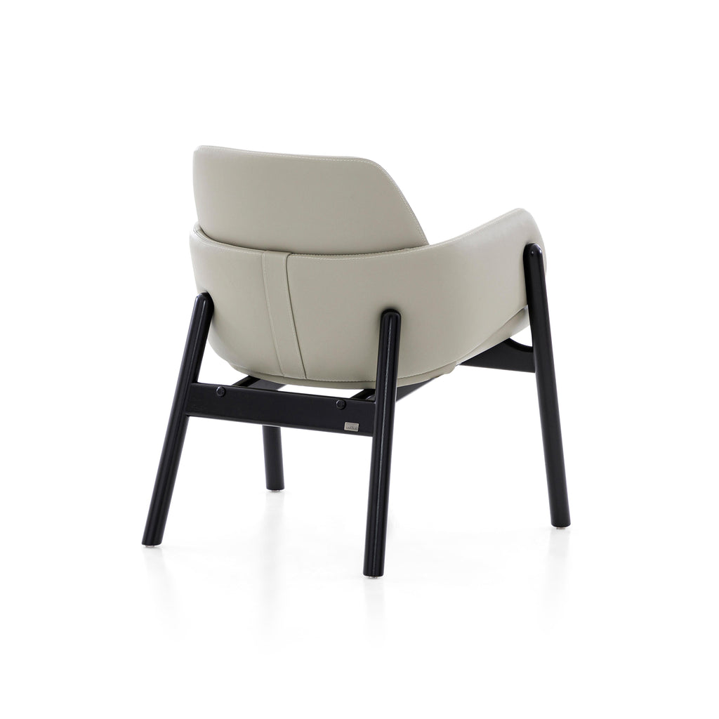 https://a.1stdibscdn.com/above-chair-in-off-white-leather-and-black-painted-frame-for-sale-picture-3/f_52822/f_284221221651083507787/50115448_POLTRONA_MAD_9817_ABOVE_077TC_973_COU_G5_973_COU_G5_EXP_04_master.JPG