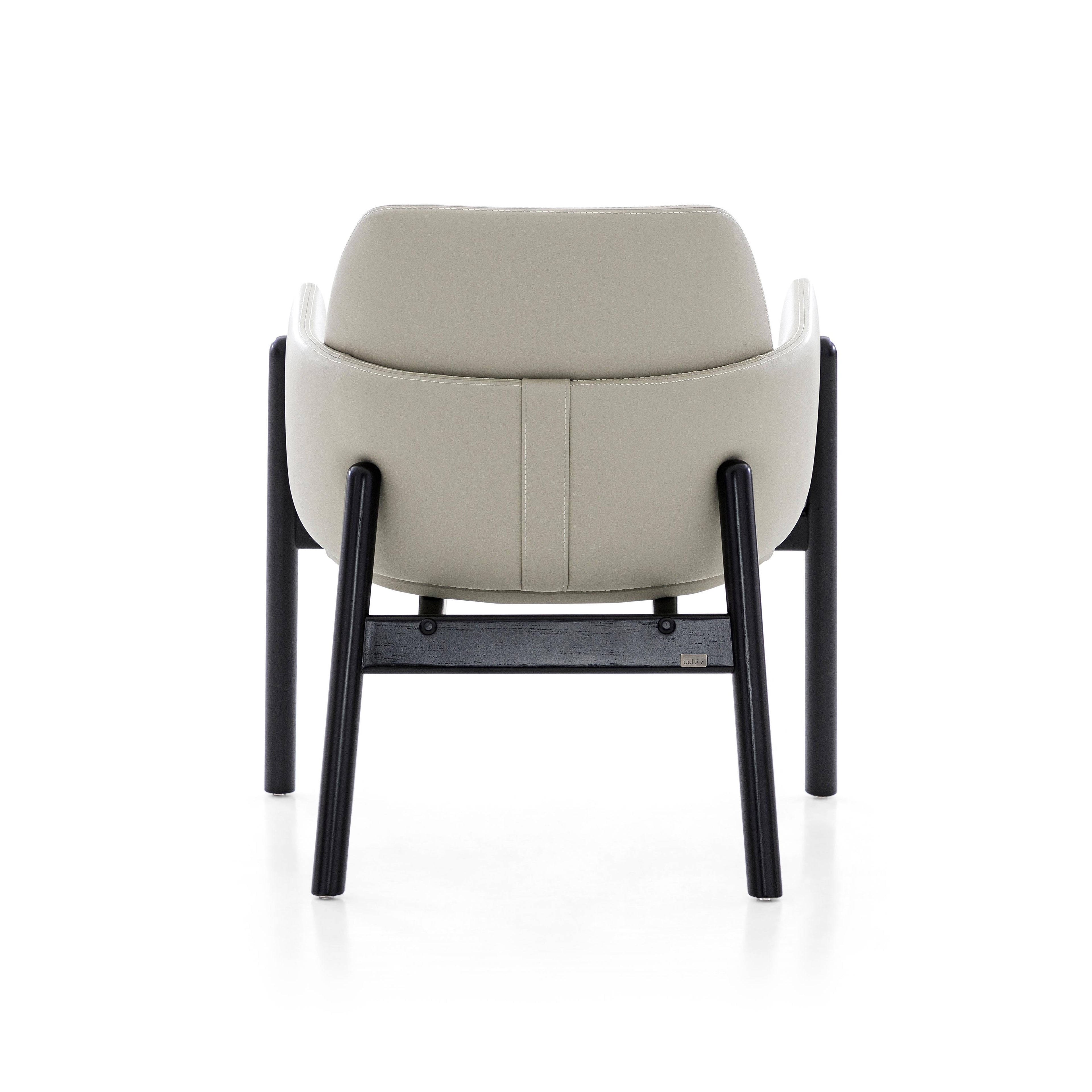 https://a.1stdibscdn.com/above-chair-in-off-white-leather-and-black-painted-frame-for-sale-picture-4/f_52822/f_284221221651083507712/50115448_POLTRONA_MAD_9817_ABOVE_077TC_973_COU_G5_973_COU_G5_EXP_05_master.JPG