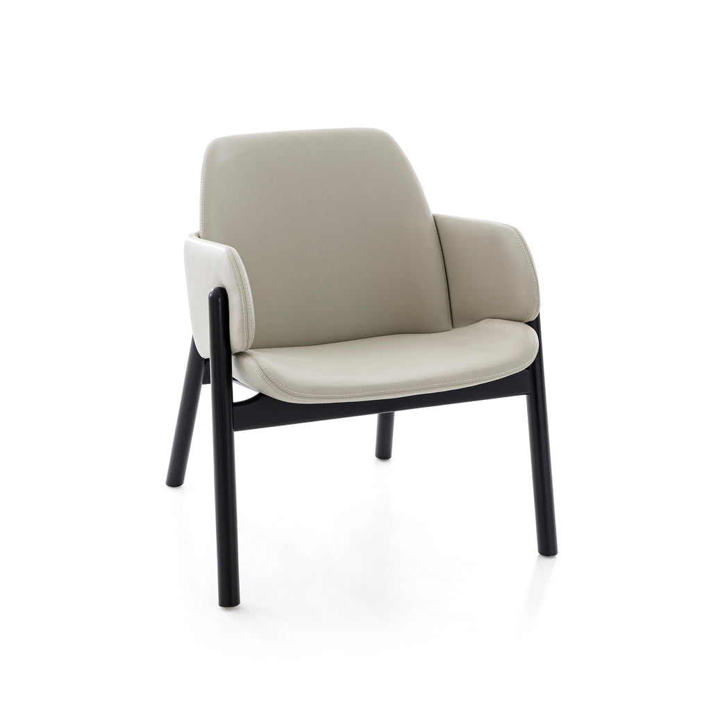 https://a.1stdibscdn.com/above-chair-in-off-white-leather-and-black-painted-frame-for-sale-picture-6/f_52822/f_284221221651083507837/50115448_POLTRONA_MAD_9817_ABOVE_077TC_973_COU_G5_973_COU_G5_EXP_07_master.JPG