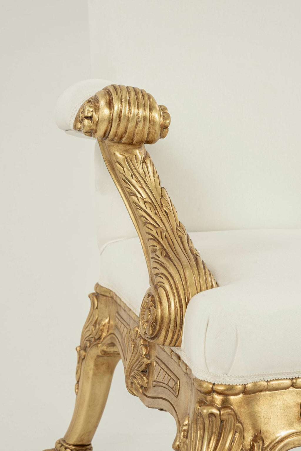 https://a.1stdibscdn.com/george-iii-style-giltwood-armchair-com-for-sale-picture-9/f_10766/f_282762921650285875144/51991436736_fe1516014a_k_master.jpg