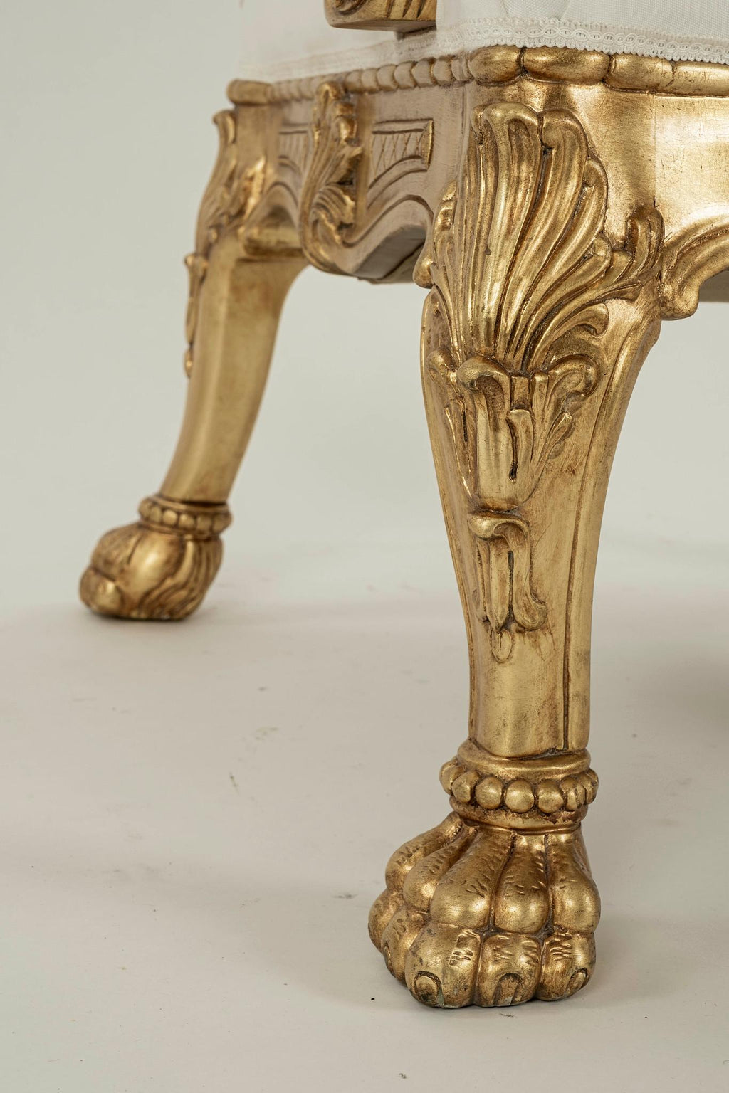 https://a.1stdibscdn.com/george-iii-style-giltwood-armchair-com-for-sale-picture-11/f_10766/f_282762921650285875197/51991994075_10372a7a07_k_master.jpg