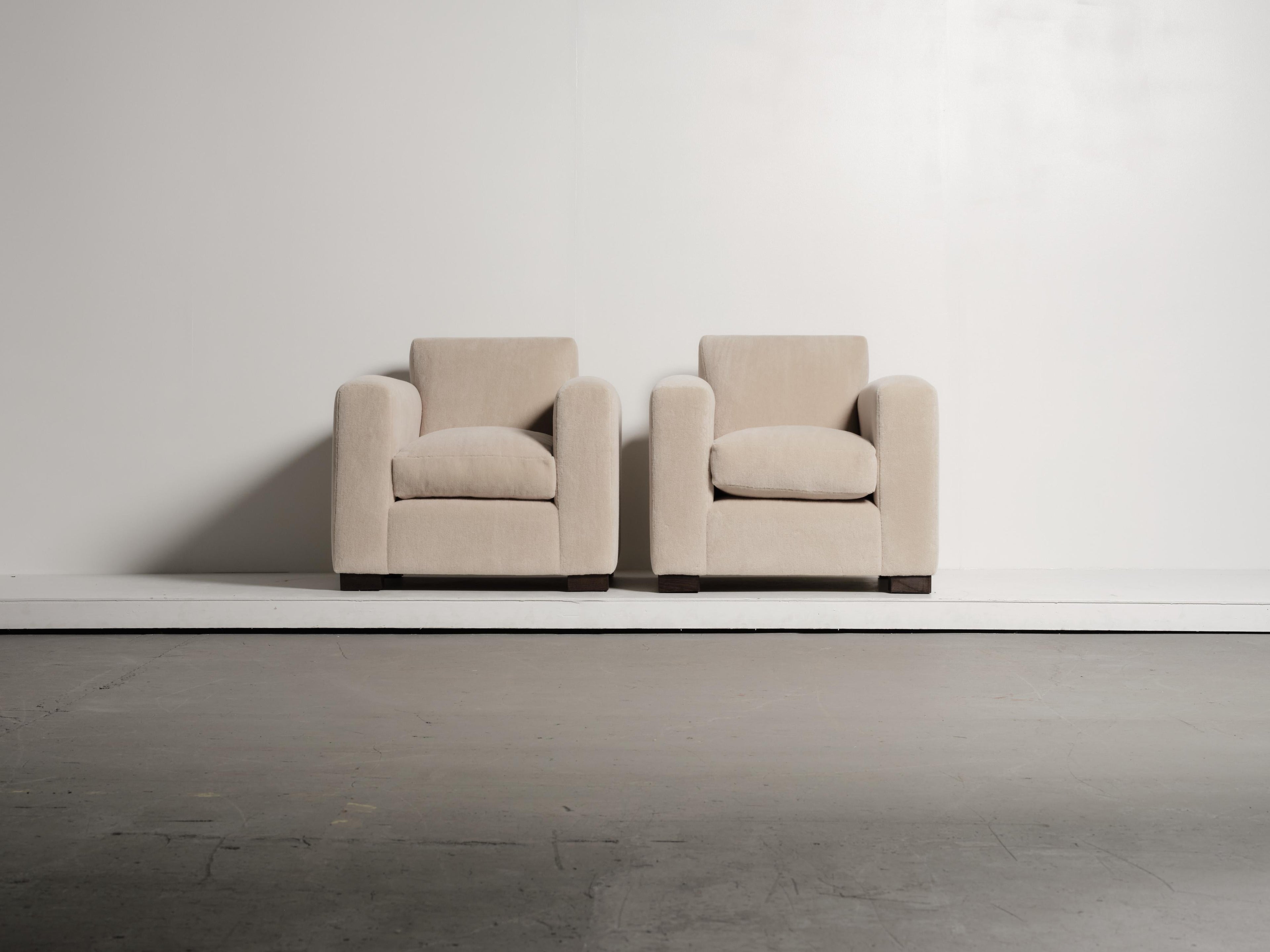 https://a.1stdibscdn.com/a-pair-of-club-chairs-upholstered-in-ivory-pure-alpaca-for-sale-picture-4/f_22593/f_486239021770063188811/51_Adnet_Style_Alpaca_SA03_1_26_0112_master.jpg