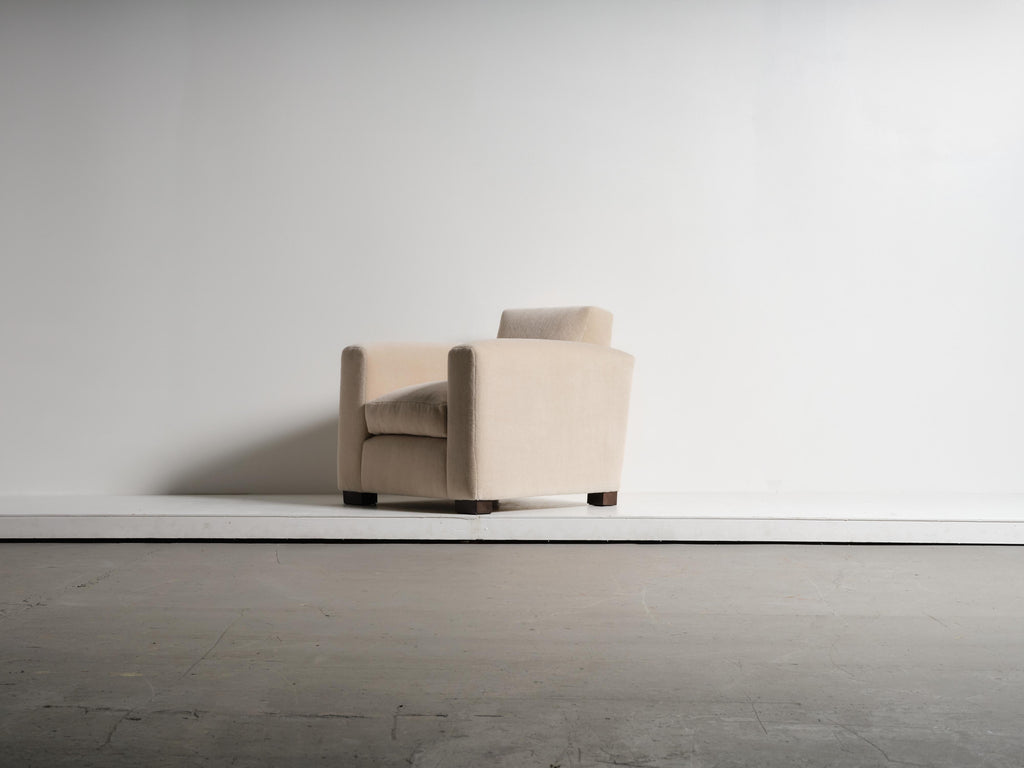 https://a.1stdibscdn.com/a-club-chair-upholstered-in-ivory-pure-alpaca-for-sale-picture-4/f_22593/f_486245621770065195184/51_Adnet_Style_Alpaca_SA03_1_26_0193_master.jpg