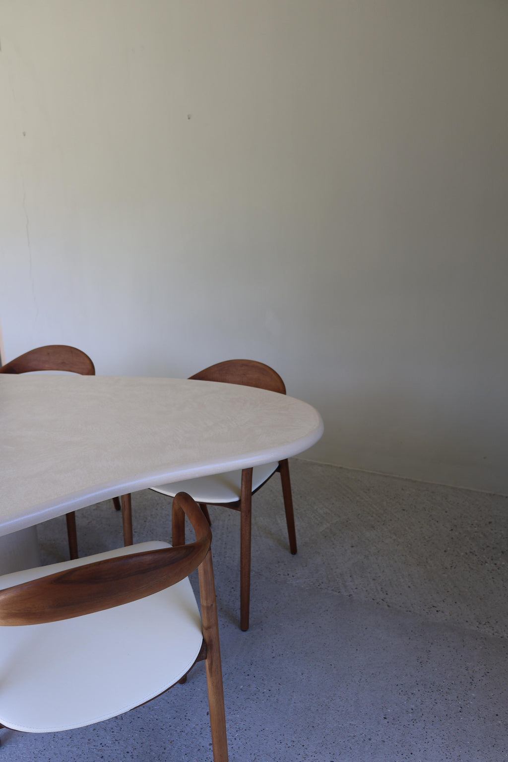 https://a.1stdibscdn.com/aimi-dining-table-by-kasanai-for-sale-picture-6/f_12192/f_391070821712085000087/557A2488_master.jpg