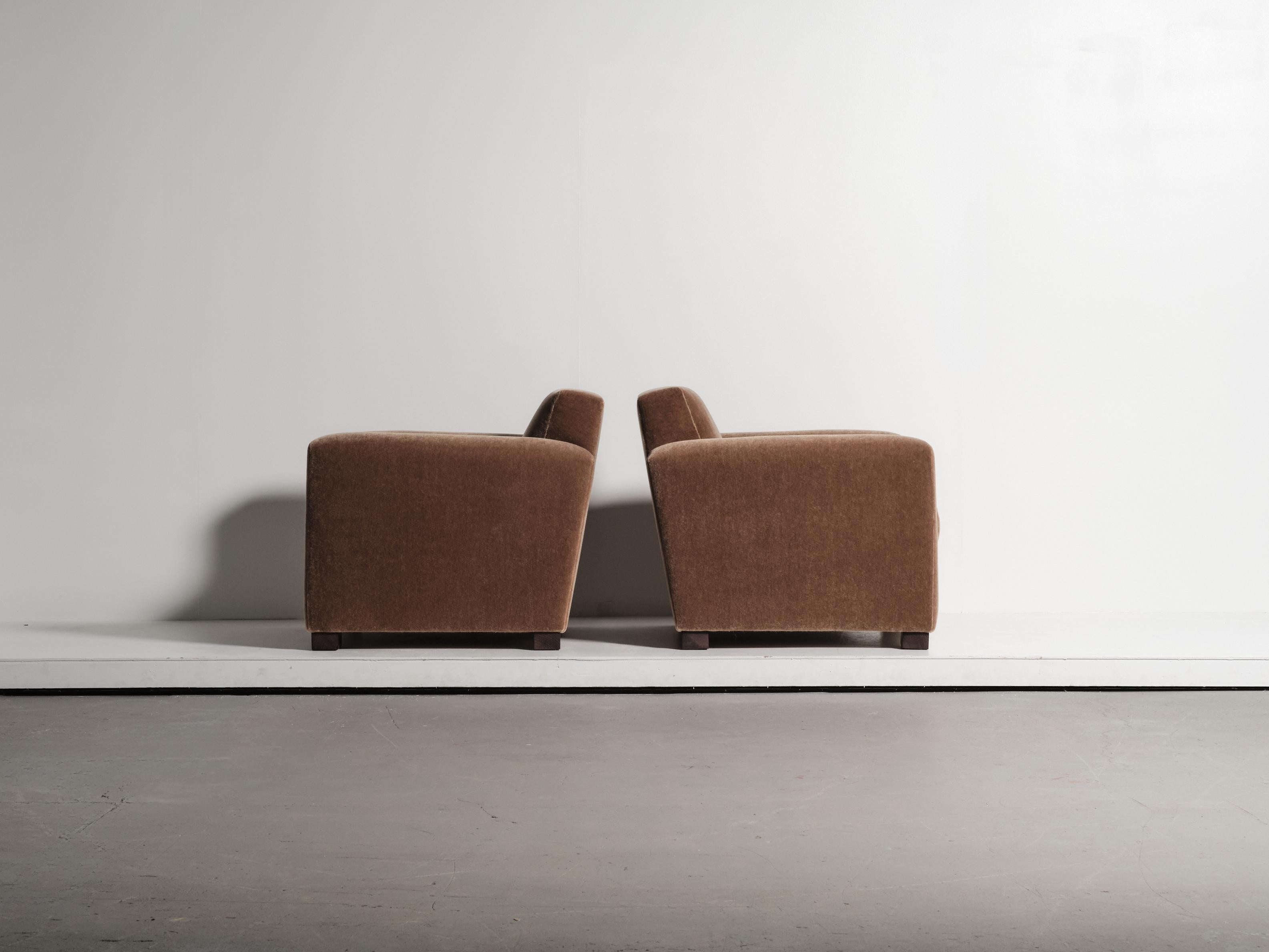 https://a.1stdibscdn.com/a-pair-of-club-chairs-upholstered-in-pure-mohair-for-sale-picture-3/f_22593/f_486714521770289129140/55_Adnet_Style_Mohair_MO17_1_26_0307_master.jpg