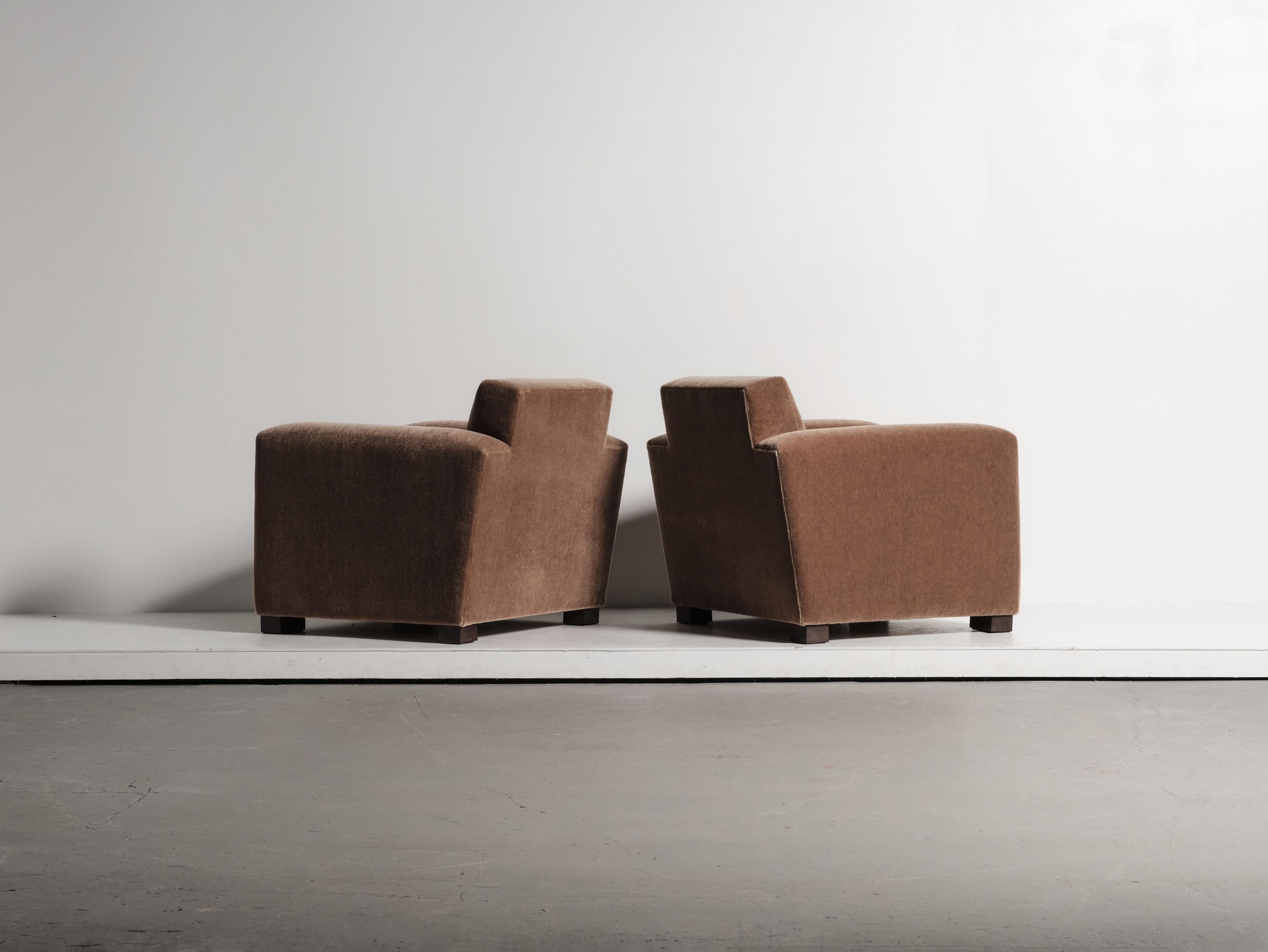 https://a.1stdibscdn.com/a-pair-of-club-chairs-upholstered-in-pure-mohair-for-sale-picture-4/f_22593/f_486714521770289132311/55_Adnet_Style_Mohair_MO17_1_26_0310_master.jpg
