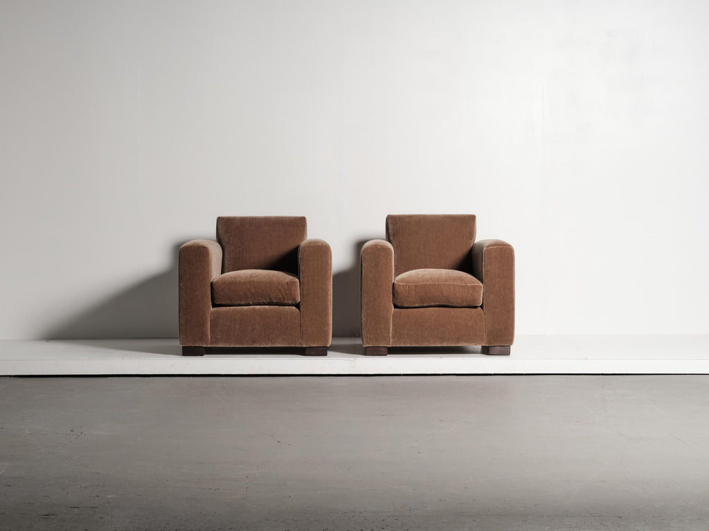 https://a.1stdibscdn.com/a-pair-of-club-chairs-upholstered-in-pure-mohair-for-sale-picture-6/f_22593/f_486714521770289203394/55_Adnet_Style_Mohair_MO17_1_26_0321_master.jpg