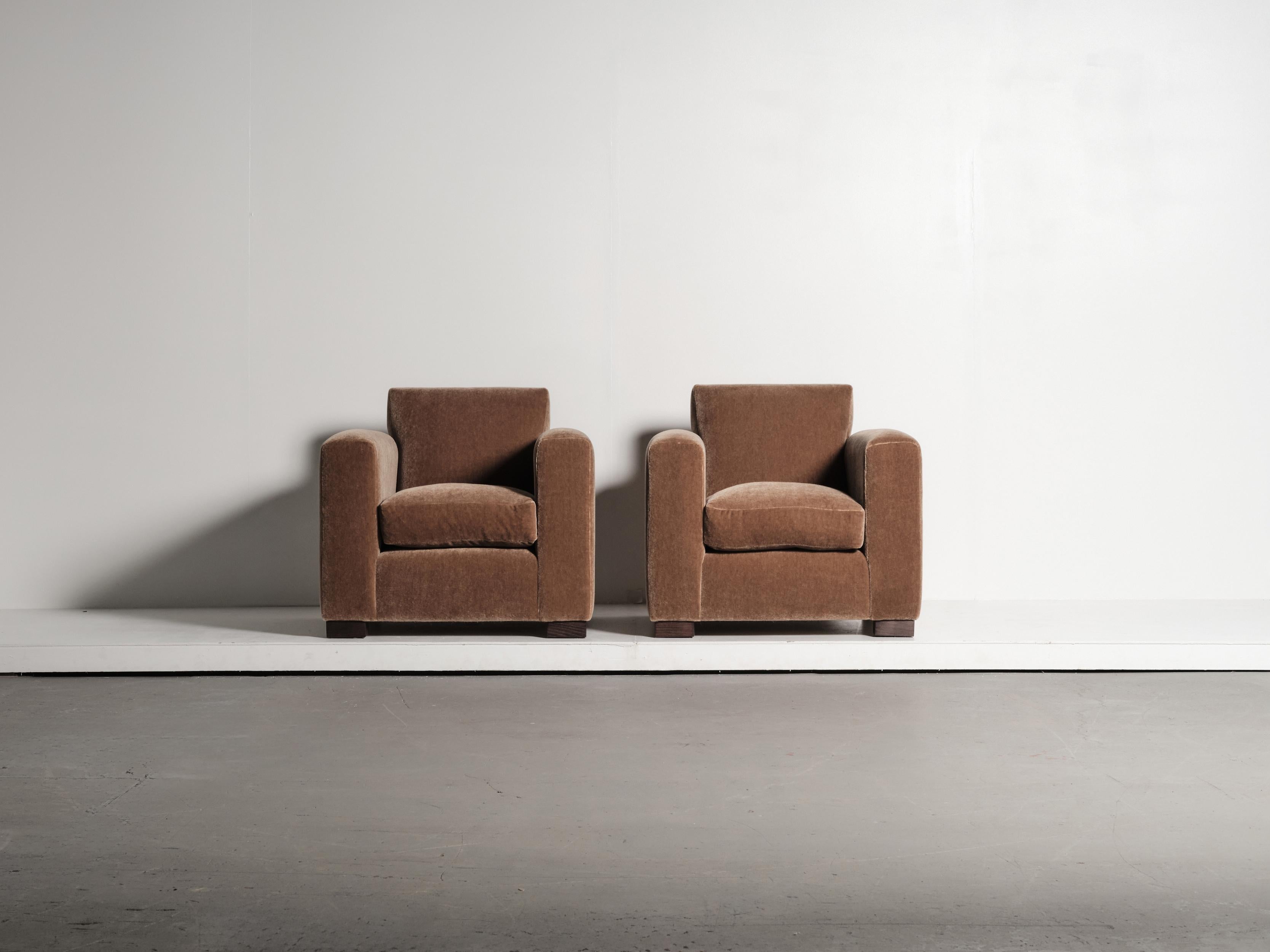 https://a.1stdibscdn.com/a-pair-of-club-chairs-upholstered-in-pure-mohair-for-sale-picture-6/f_22593/f_486714521770289203394/55_Adnet_Style_Mohair_MO17_1_26_0321_master.jpg
