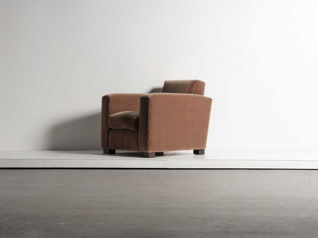 https://a.1stdibscdn.com/a-club-chair-upholstered-in-pure-mohair-for-sale-picture-4/f_22593/f_486716521770289669303/55_Adnet_Style_Mohair_MO17_1_26_0328_master.jpg