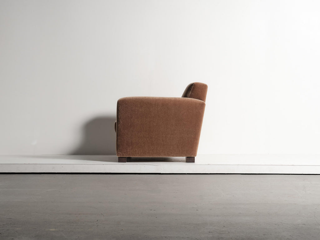 https://a.1stdibscdn.com/a-club-chair-upholstered-in-pure-mohair-for-sale-picture-5/f_22593/f_486716521770289669776/55_Adnet_Style_Mohair_MO17_1_26_0329_master.jpg