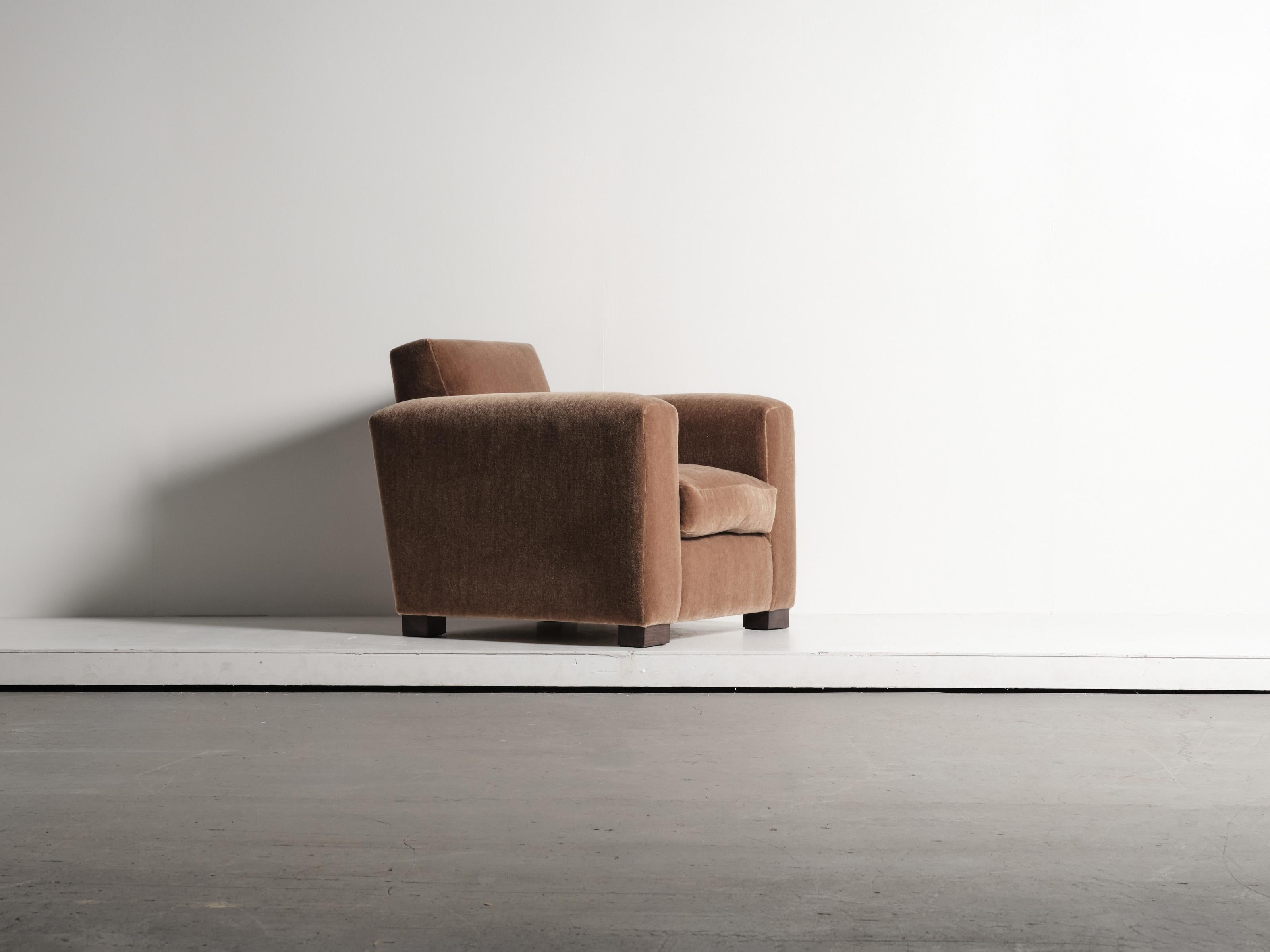 https://a.1stdibscdn.com/a-pair-of-club-chairs-upholstered-in-pure-mohair-for-sale-picture-14/f_22593/f_486714521770289241978/55_Adnet_Style_Mohair_MO17_1_26_0337_master.jpg