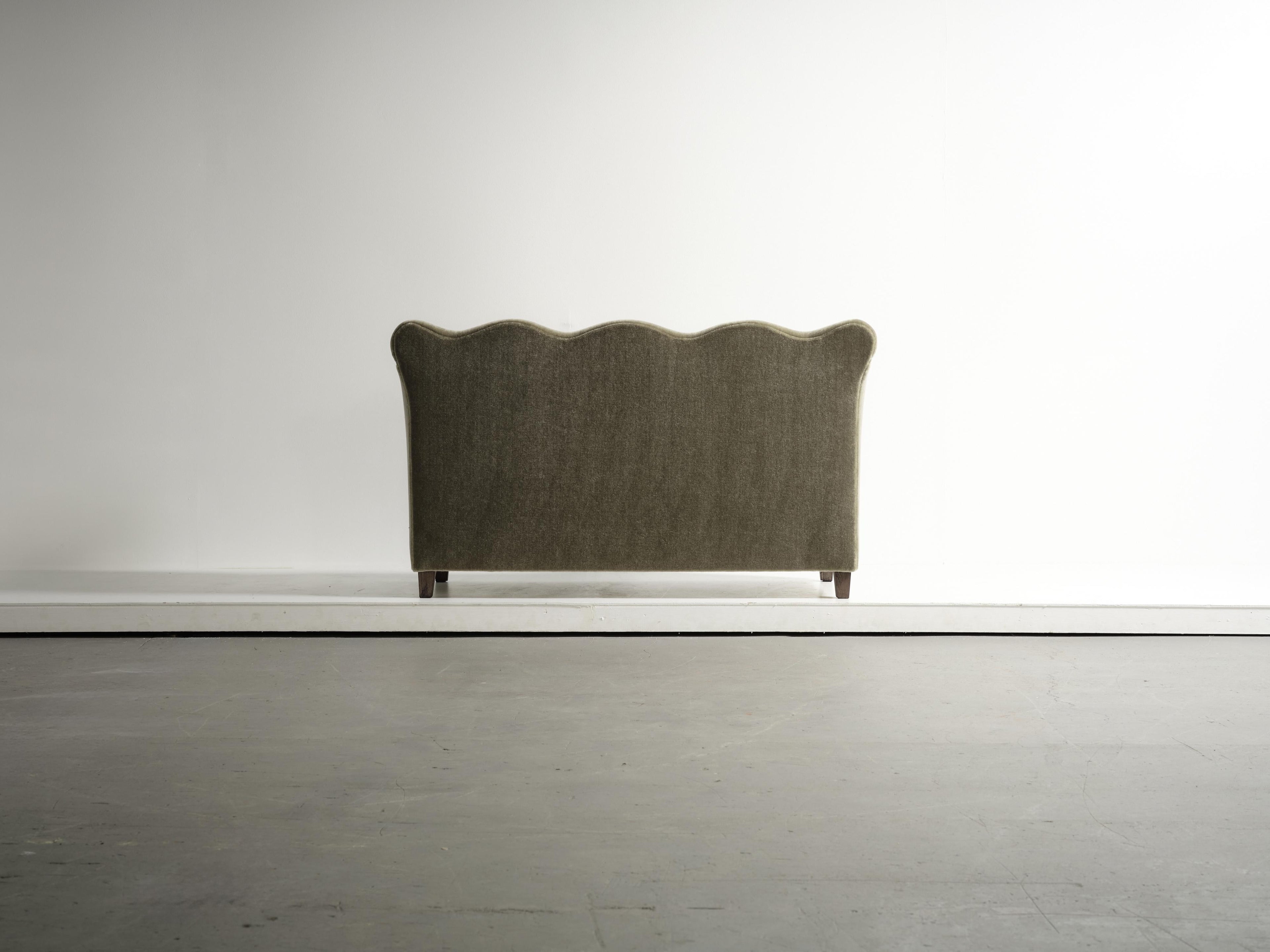 https://a.1stdibscdn.com/wavy-back-sofa-upholstered-in-pure-mohair-for-sale-picture-3/f_22593/f_486733721770296506624/57_wavy_back_sofa_mohair_MO19_1_26_0413_master.jpg