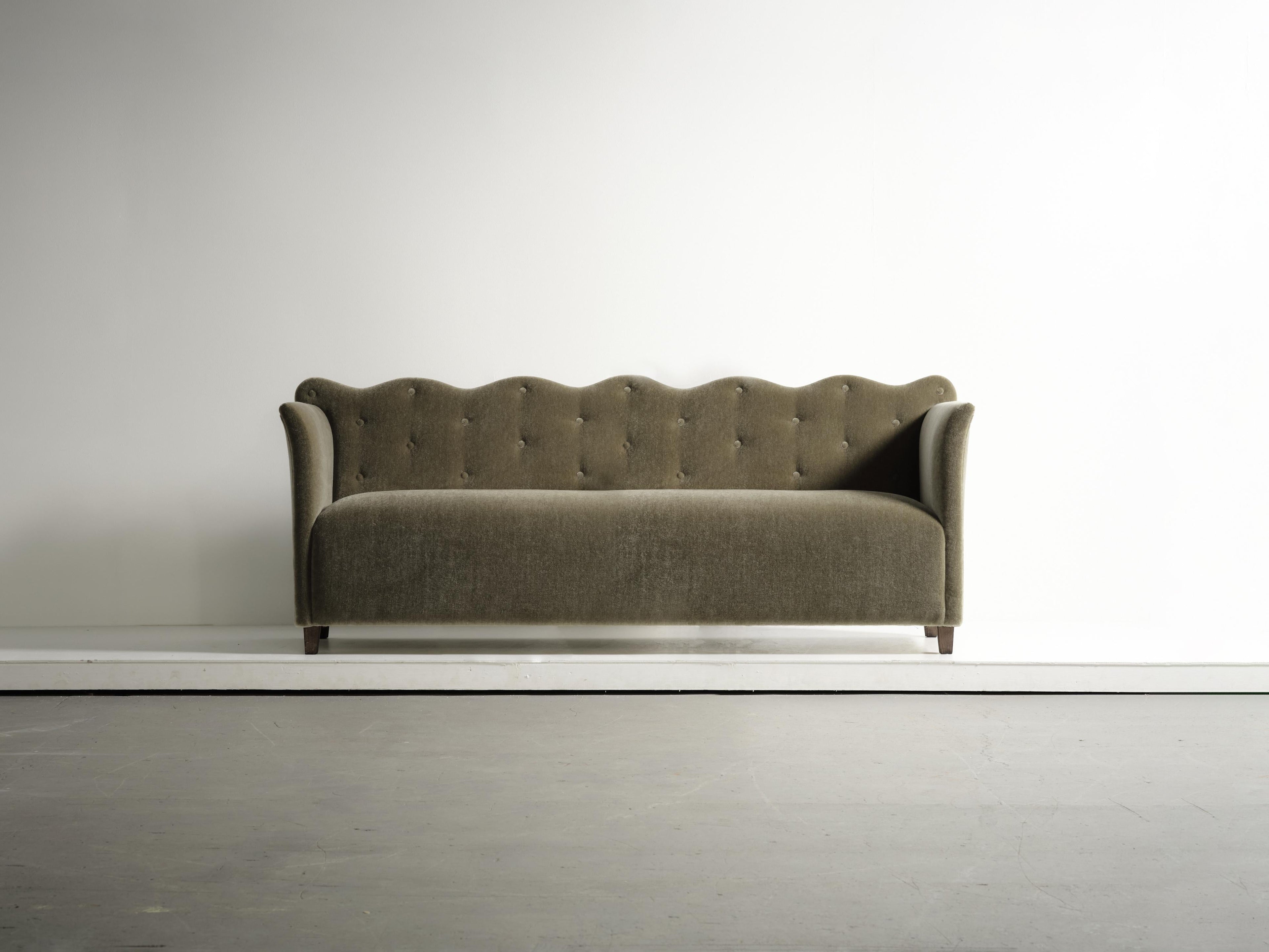 https://a.1stdibscdn.com/wavy-back-sofa-upholstered-in-pure-mohair-for-sale-picture-2/f_22593/f_486721121770291653945/57_wavy_back_sofa_mohair_MO19_1_26_0414_EXTENDED_master.jpg
