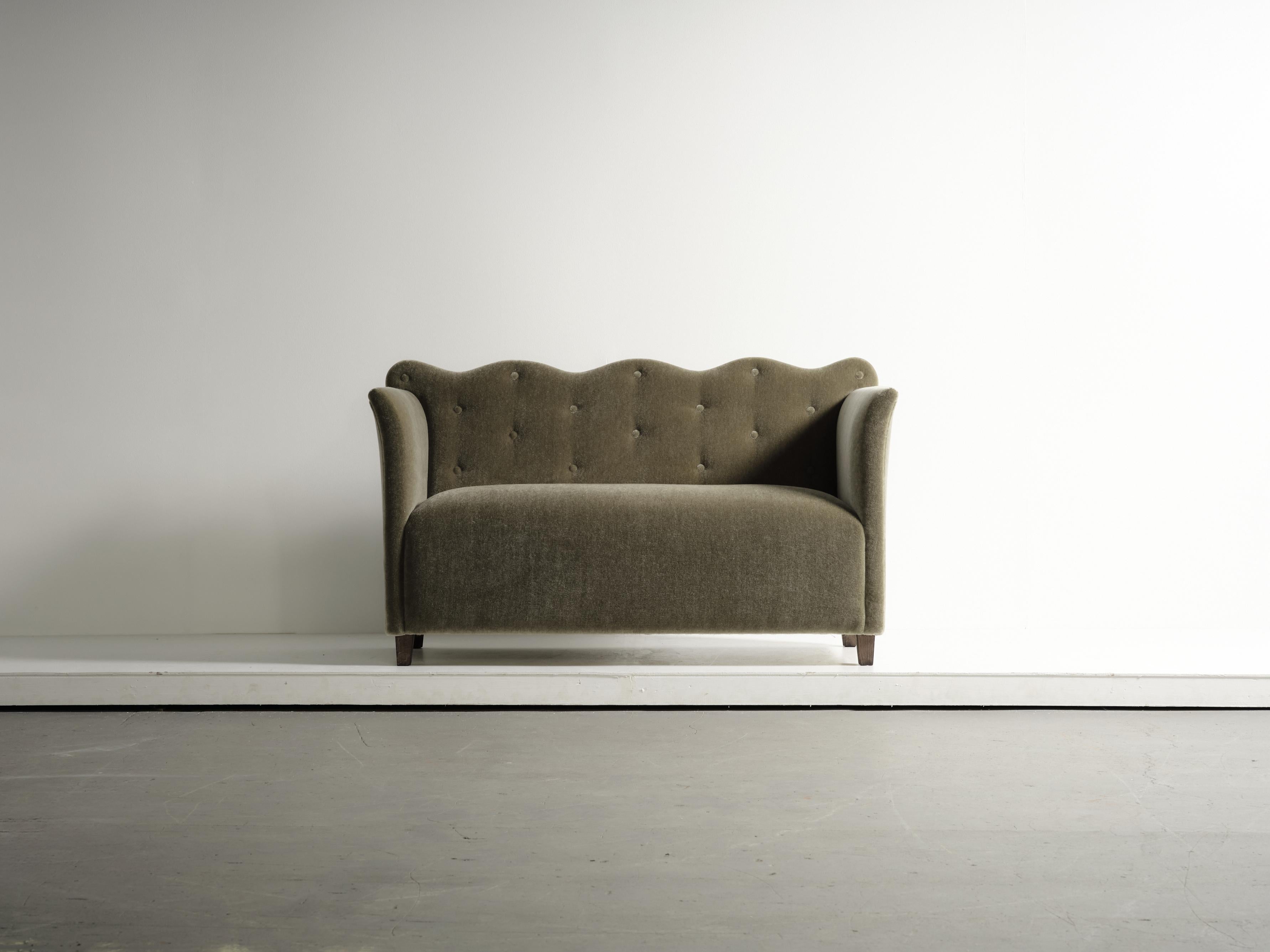 https://a.1stdibscdn.com/wavy-back-sofa-upholstered-in-pure-mohair-for-sale-picture-2/f_22593/f_486733721770296518515/57_wavy_back_sofa_mohair_MO19_1_26_0414_master.jpg