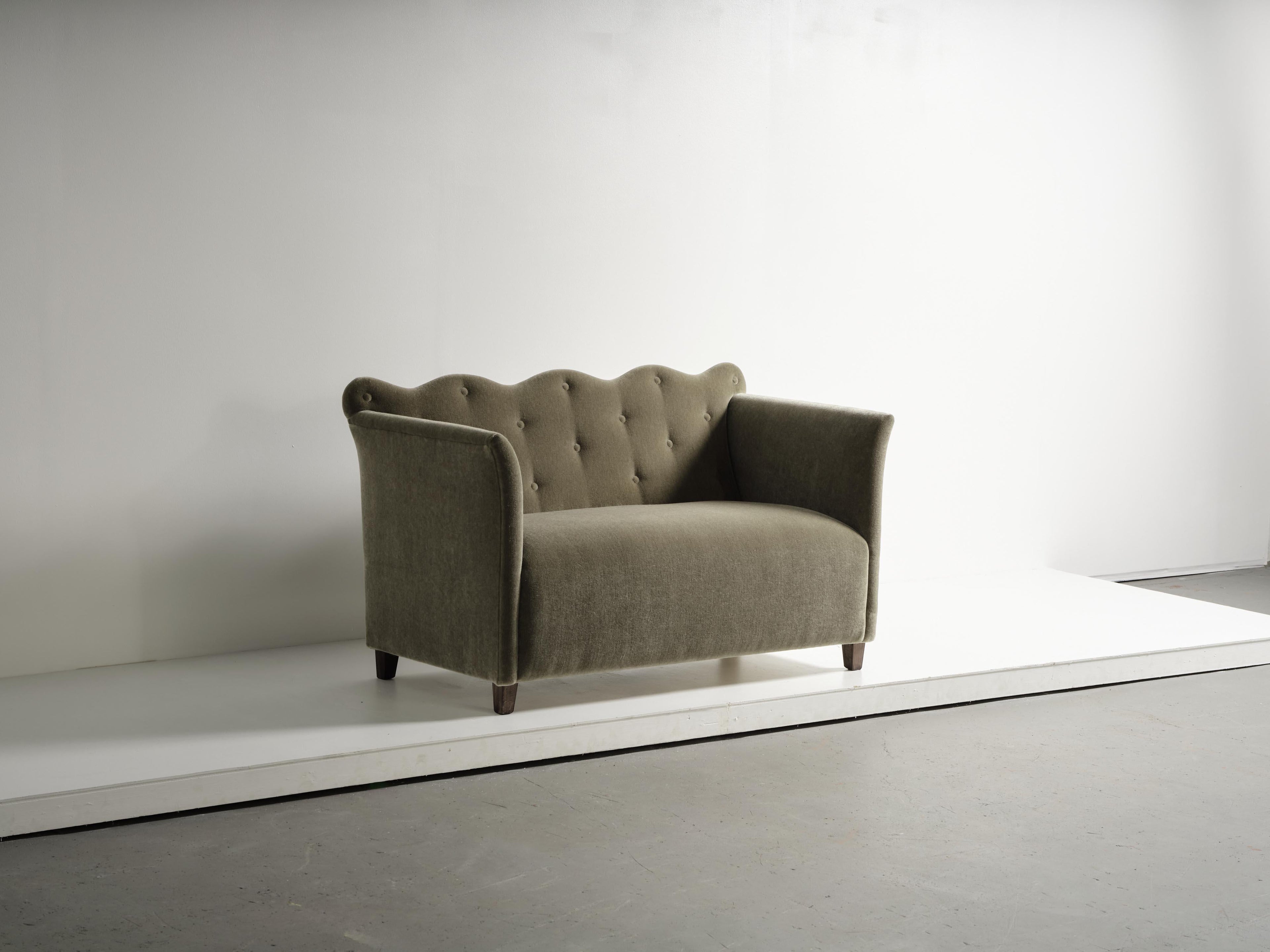 https://a.1stdibscdn.com/wavy-back-sofa-upholstered-in-pure-mohair-for-sale-picture-4/f_22593/f_486733721770296554026/57_wavy_back_sofa_mohair_MO19_1_26_0416_master.jpg