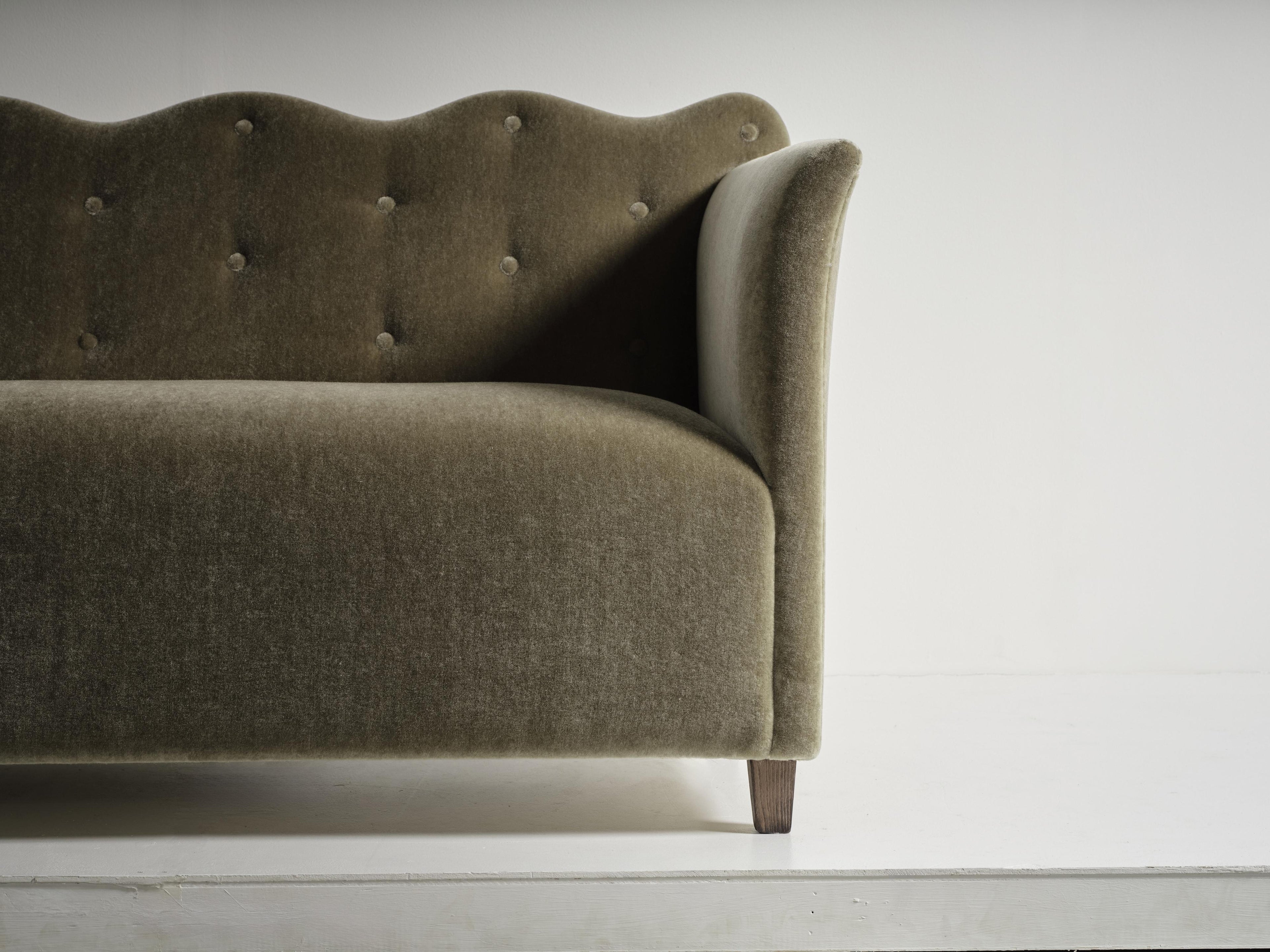 https://a.1stdibscdn.com/wavy-back-sofa-upholstered-in-pure-mohair-for-sale-picture-5/f_22593/f_486733721770296401449/57_wavy_back_sofa_mohair_MO19_1_26_0417_master.jpg