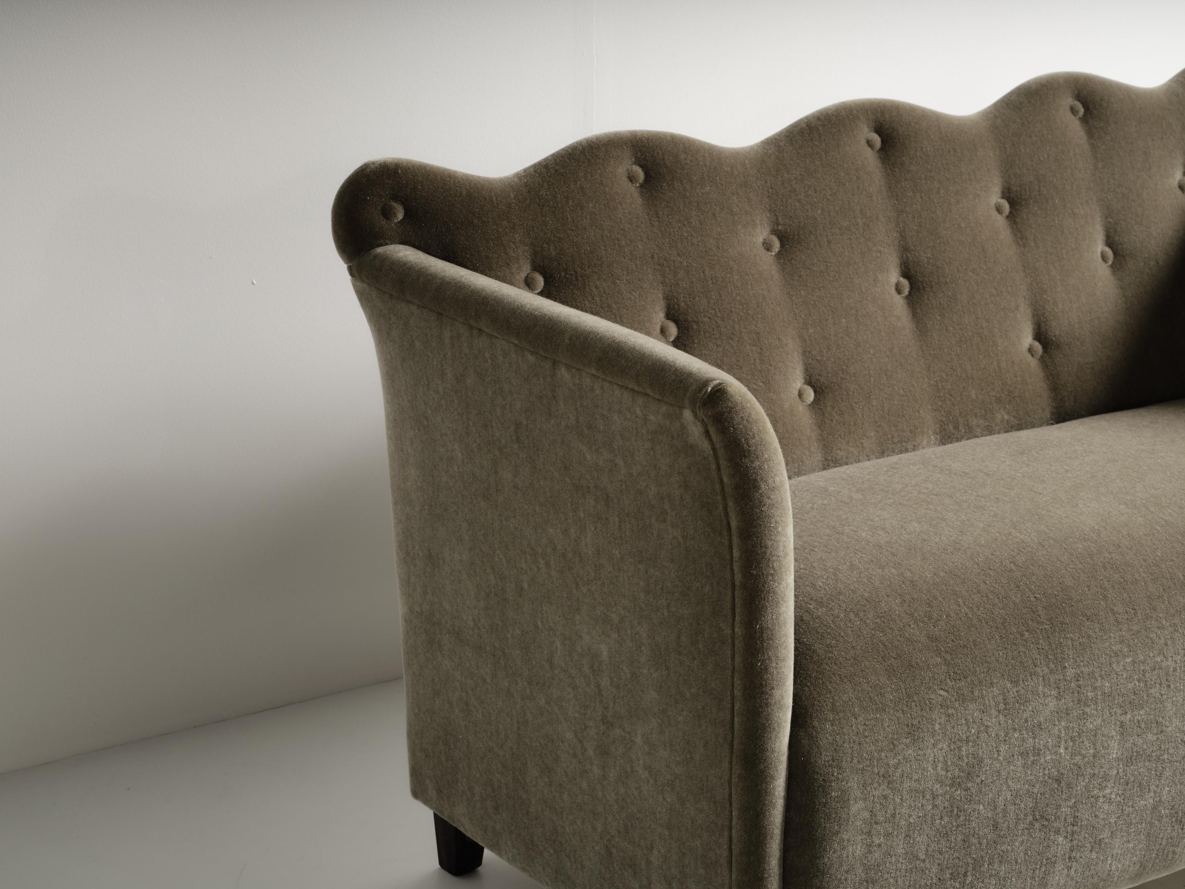https://a.1stdibscdn.com/wavy-back-sofa-upholstered-in-pure-mohair-for-sale-picture-6/f_22593/f_486733721770296402164/57_wavy_back_sofa_mohair_MO19_1_26_0418_master.jpg