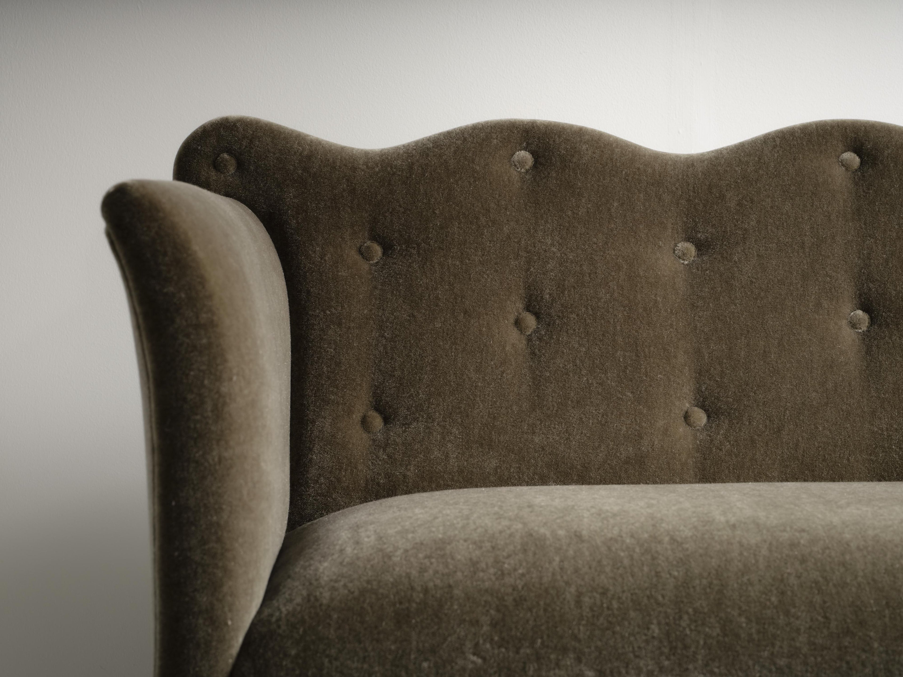 https://a.1stdibscdn.com/wavy-back-sofa-upholstered-in-pure-mohair-for-sale-picture-7/f_22593/f_486733721770296403411/57_wavy_back_sofa_mohair_MO19_1_26_0419_master.jpg
