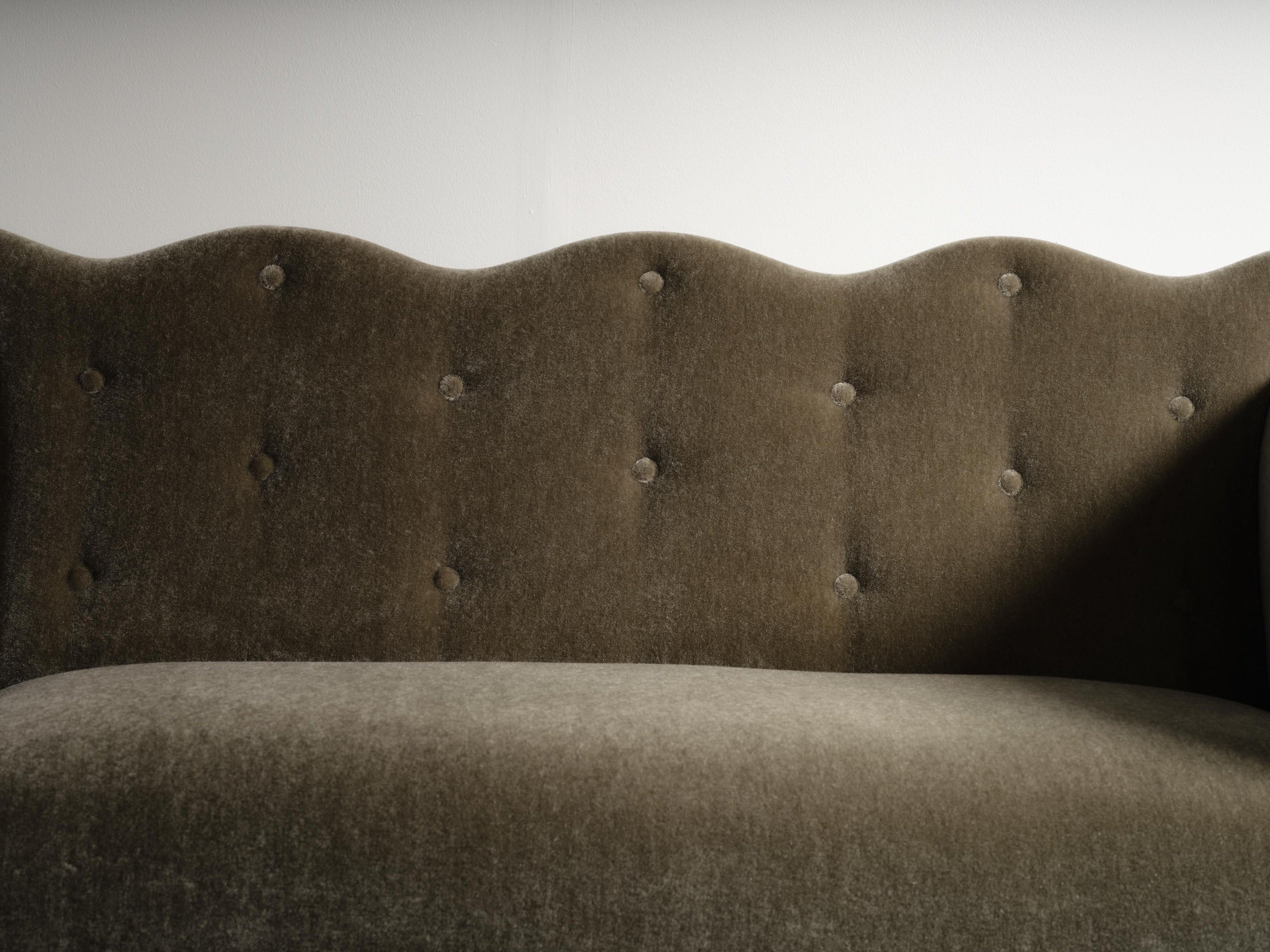 https://a.1stdibscdn.com/wavy-back-sofa-upholstered-in-pure-mohair-for-sale-picture-9/f_22593/f_486733721770296404857/57_wavy_back_sofa_mohair_MO19_1_26_0421_master.jpg