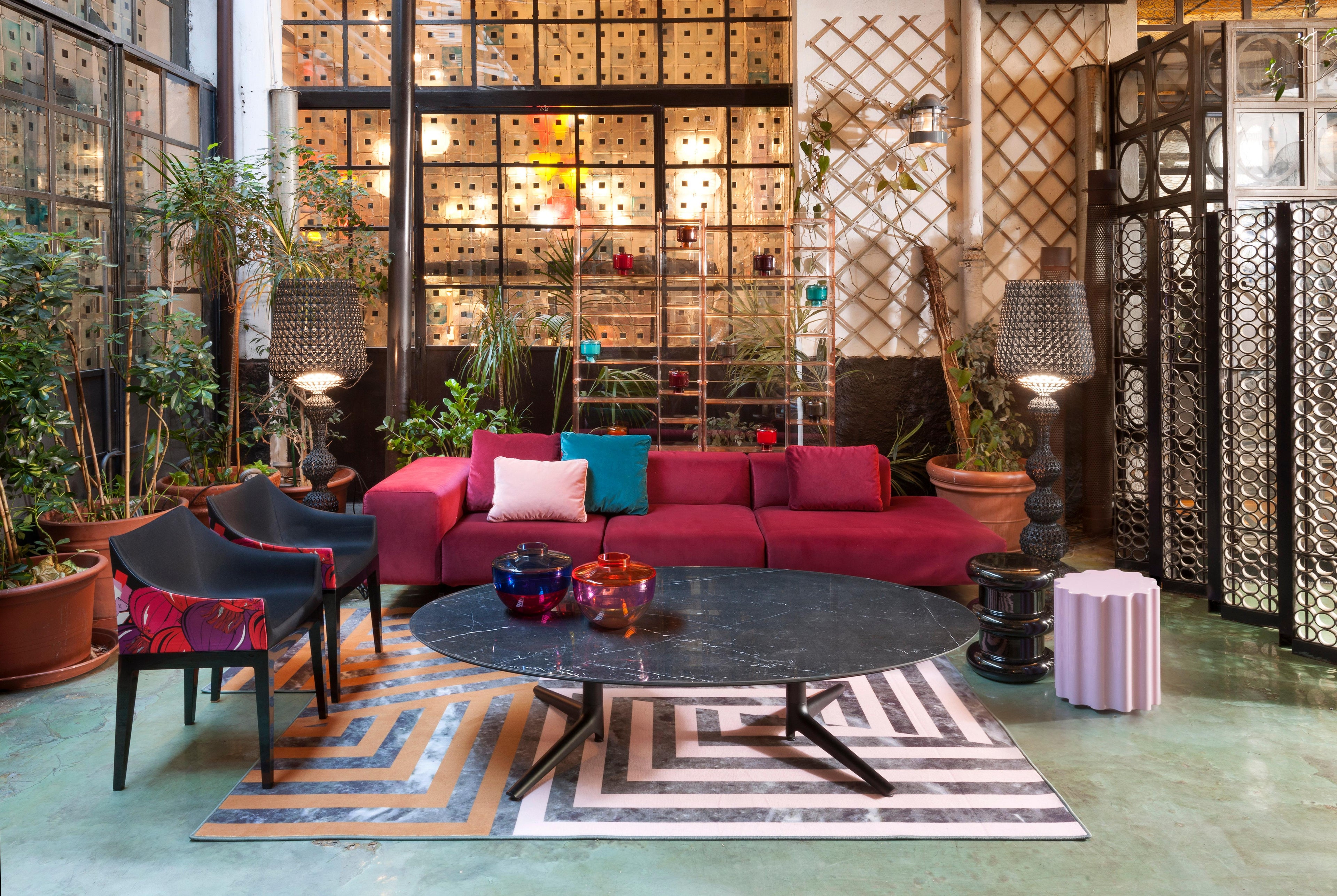 https://a.1stdibscdn.com/kartell-madame-chair-in-new-york-print-by-philippe-starck-in-milan-black-for-sale-picture-7/f_45362/f_243486521624982872761/5838_SH_1_master.jpg