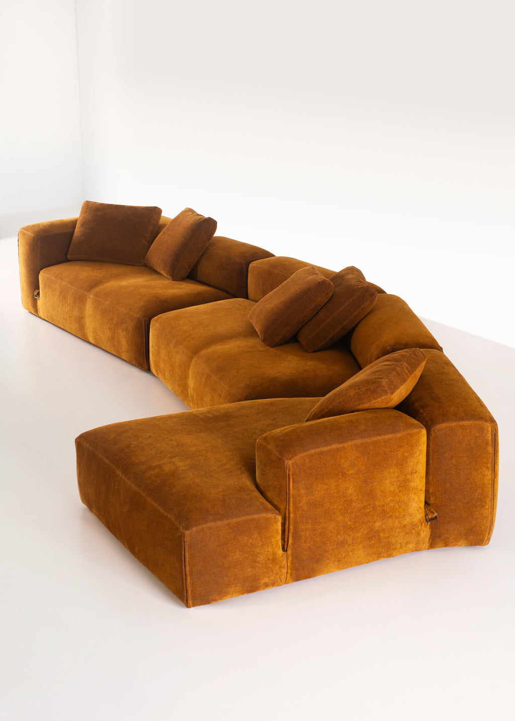 https://a.1stdibscdn.com/customizable-tacchini-le-mura-xl-modular-sofa-by-mario-bellini-for-sale-picture-6/f_44652/f_452330821748534204332/58_PS_TACCHINI_Mario_Bellini_Le_Mura_XL_master.jpg