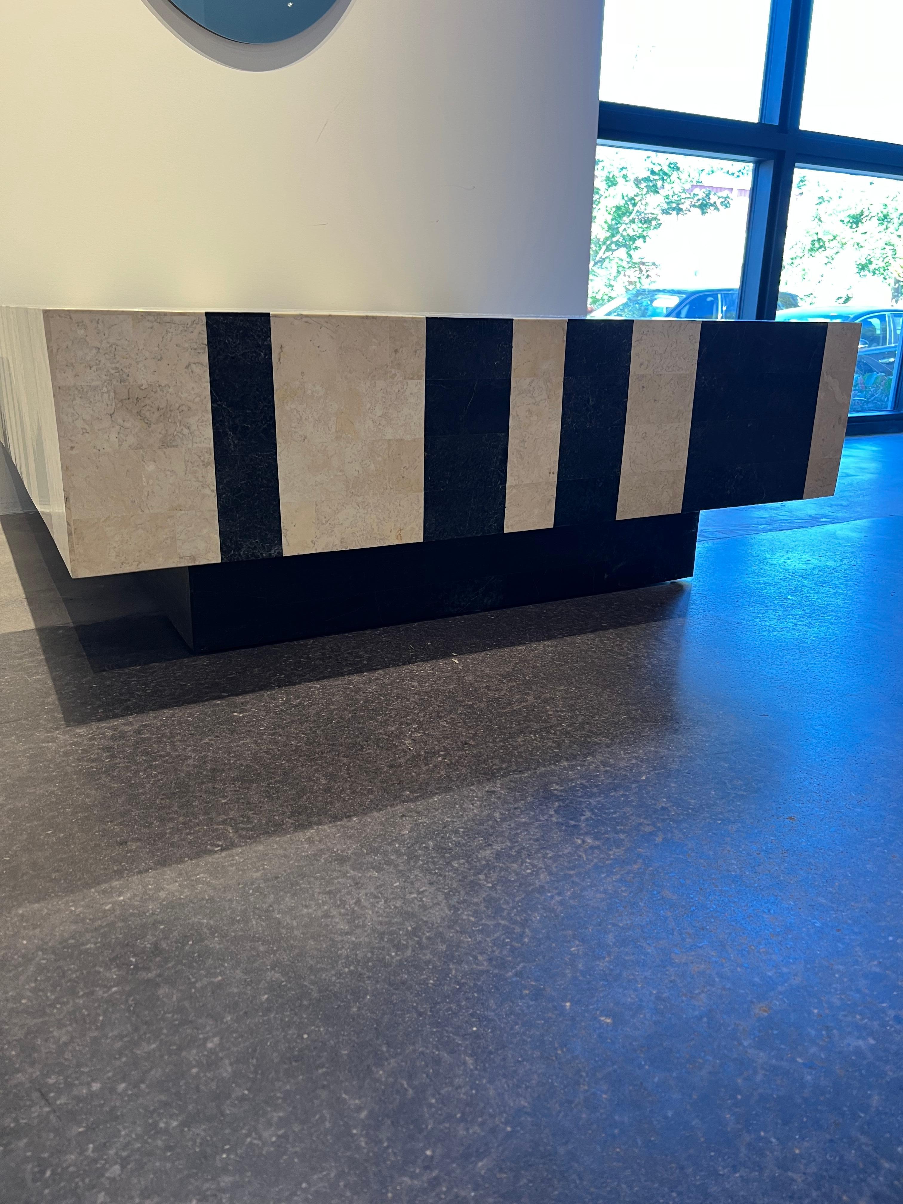 https://a.1stdibscdn.com/fossilized-stone-inlay-coffee-table-for-sale-picture-5/f_79032/f_32255692/5AEC858B_6CBB_40BB_9A6A_1673887245389_master.jpeg