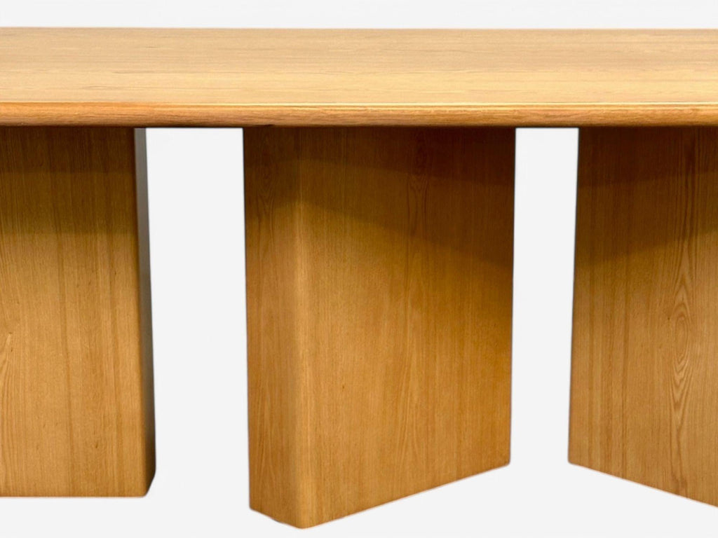https://a.1stdibscdn.com/organic-modern-solid-oak-handcrafted-pedestal-oval-dining-table-21st-c-for-sale-picture-6/f_8632/f_462275621754942088183/5_ecm_4614_IMAGE_1684544641759_1684544650761_1_fullGallery_1737657028598_IMG_7836_Photoroom_master.jpeg