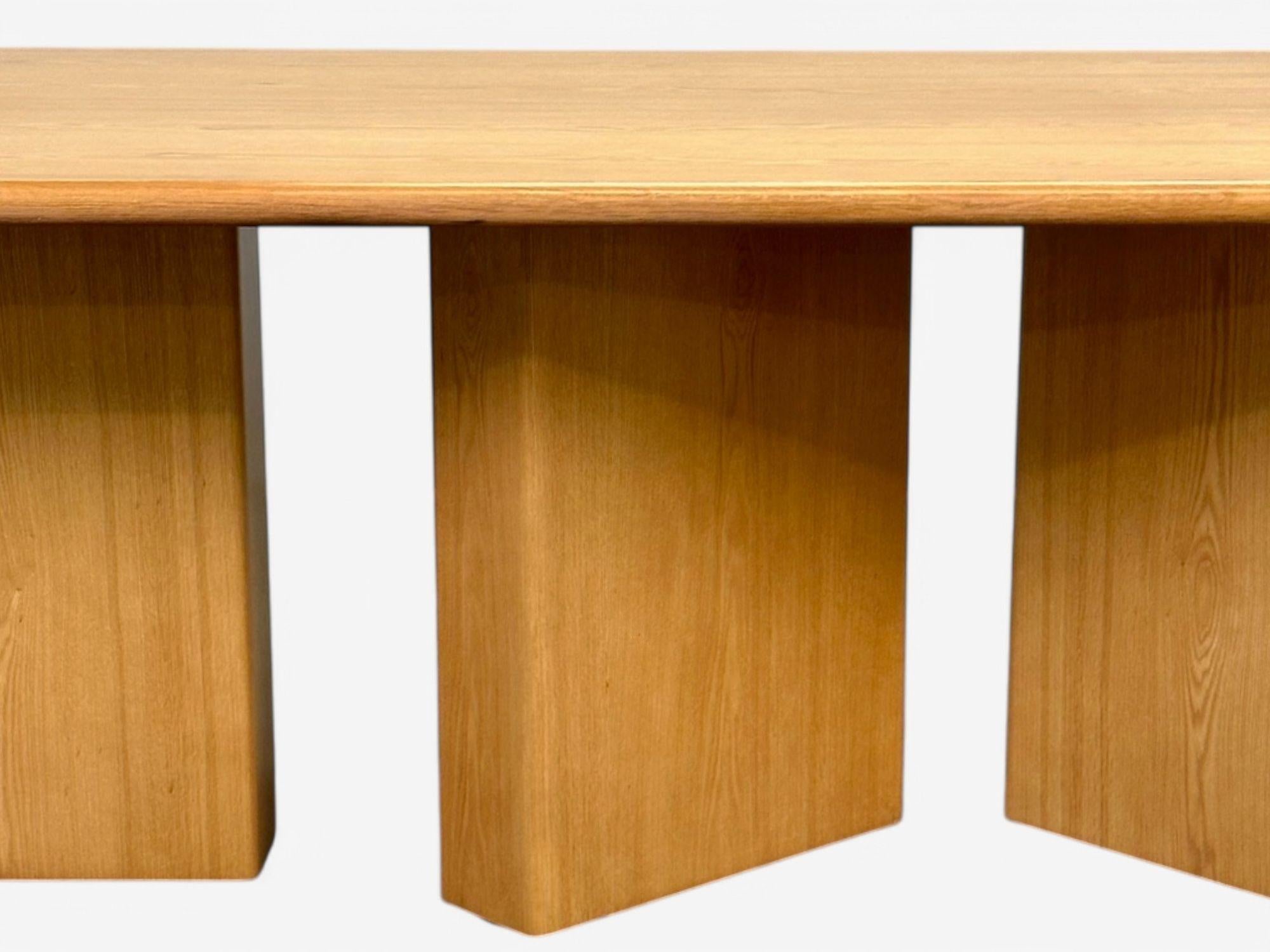 https://a.1stdibscdn.com/organic-modern-solid-oak-handcrafted-pedestal-oval-dining-table-21st-c-for-sale-picture-6/f_8632/f_462275621754942088183/5_ecm_4614_IMAGE_1684544641759_1684544650761_1_fullGallery_1737657028598_IMG_7836_Photoroom_master.jpeg