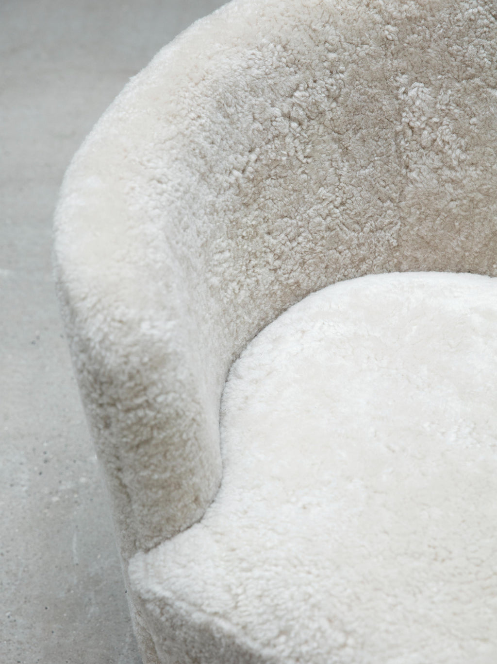 https://a.1stdibscdn.com/sahara-sheepskin-and-natural-oak-mingle-sofa-by-lassen-for-sale-picture-6/f_12192/f_329172921677087136558/5_master.jpg