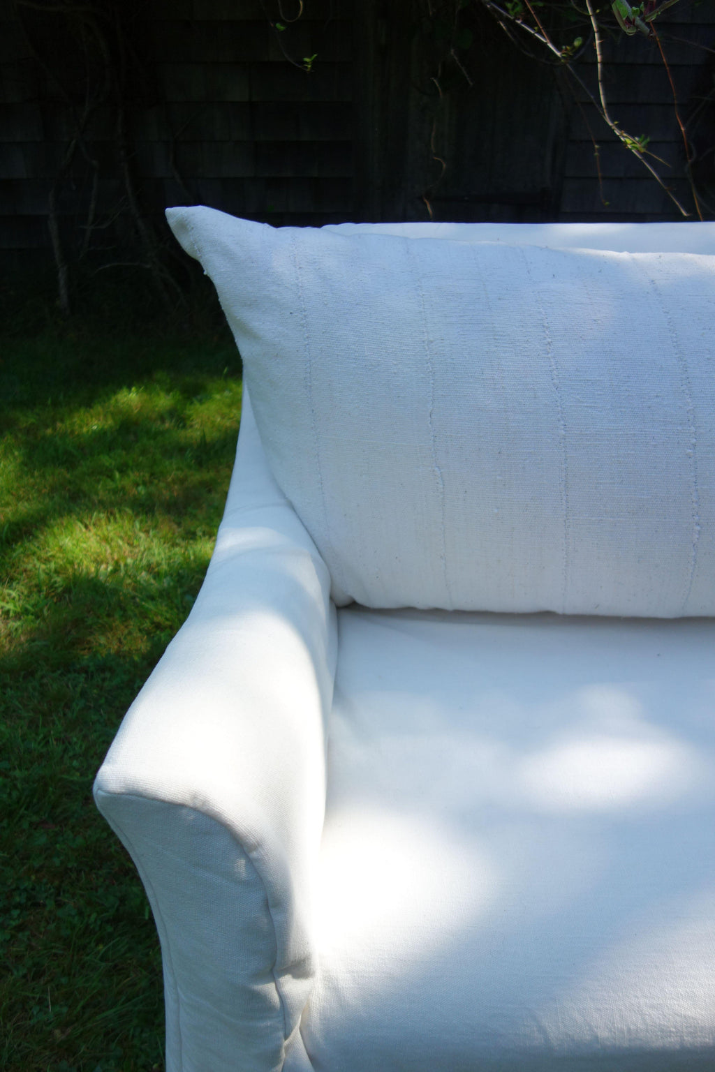 https://a.1stdibscdn.com/the-hamptons-slipcovered-sofa-by-michael-del-piero-for-sale-picture-7/f_8868/f_383048921707936392473/5_master.jpeg