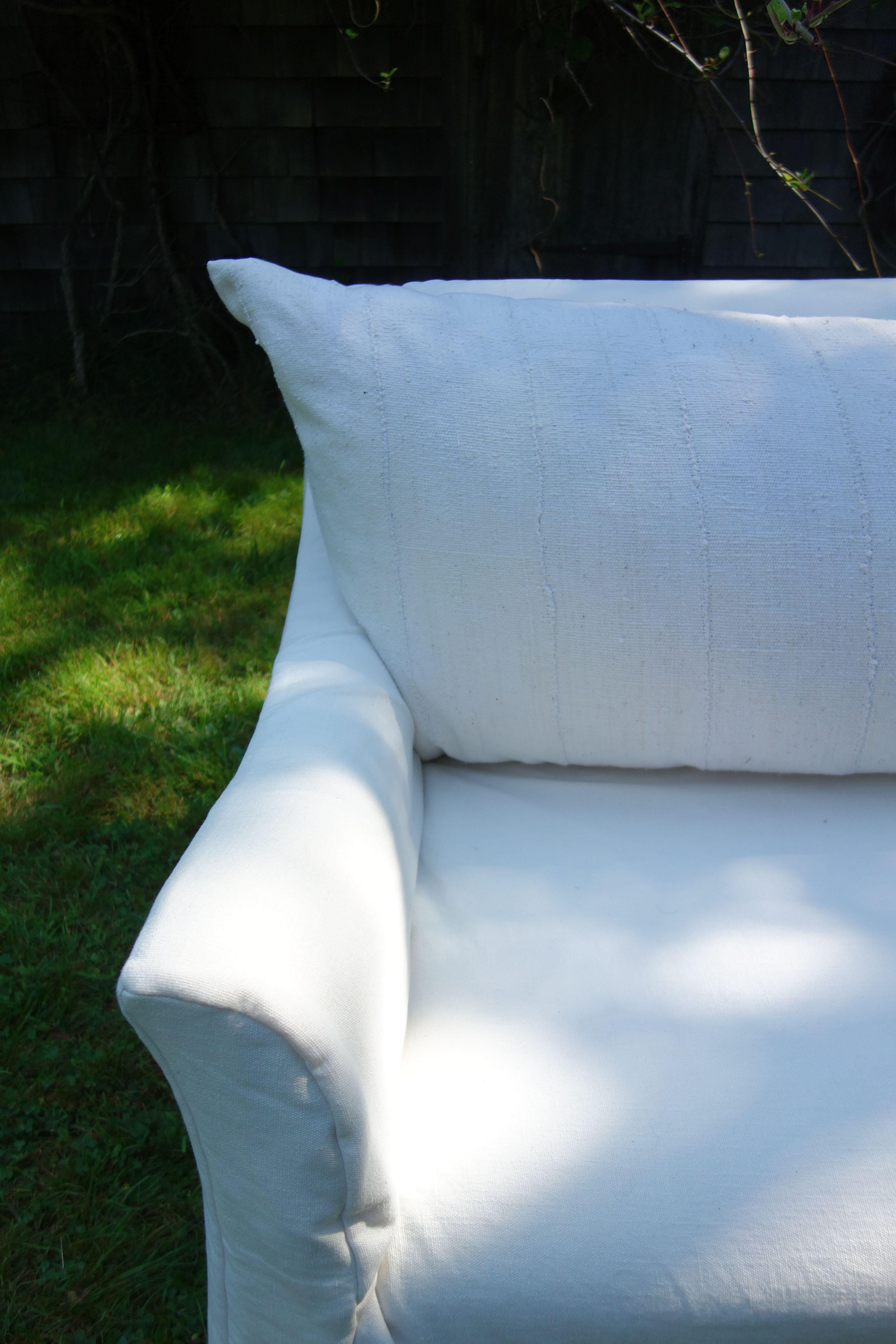 https://a.1stdibscdn.com/the-hamptons-slipcovered-sofa-by-michael-del-piero-for-sale-picture-7/f_8868/f_383048921707936392473/5_master.jpeg