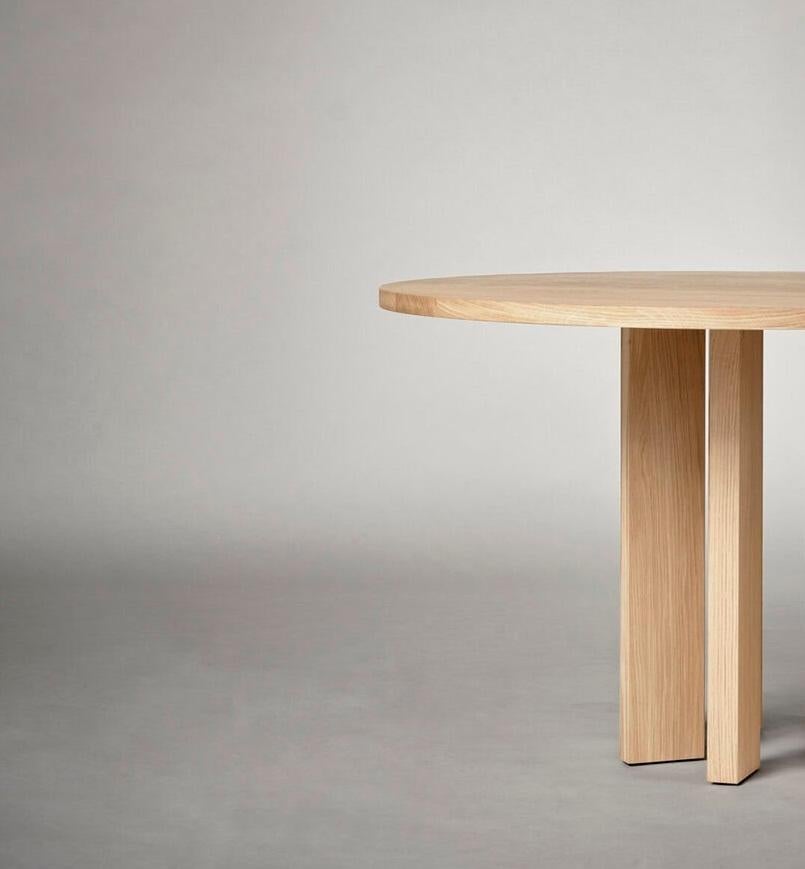 https://a.1stdibscdn.com/thola-round-dining-table-in-european-light-solid-oak-by-mokko-amsterdam-for-sale-picture-4/f_12192/f_460806821753899587499/5_master.jpg