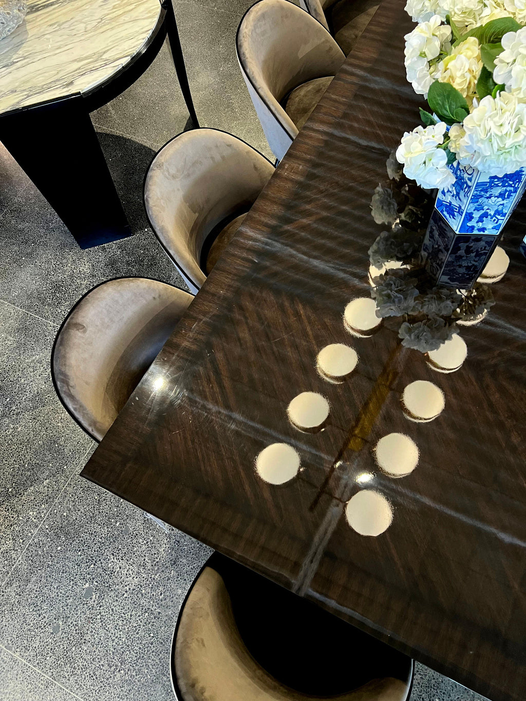 https://a.1stdibscdn.com/custom-macassar-dining-table-with-brass-bases-by-carrocel-for-sale-picture-14/f_8849/f_235820521682631610246/5_master.jpeg