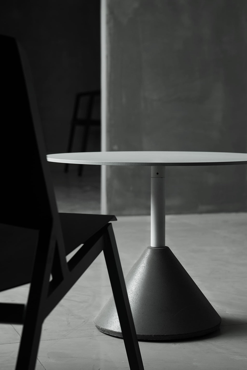 https://a.1stdibscdn.com/round-dining-table-ding-made-of-concrete-and-aluminum-white-for-sale-picture-10/f_31233/f_170324821574771312403/5baea4ca220ec5b2b9d0b3a136fdfa39_master.jpg