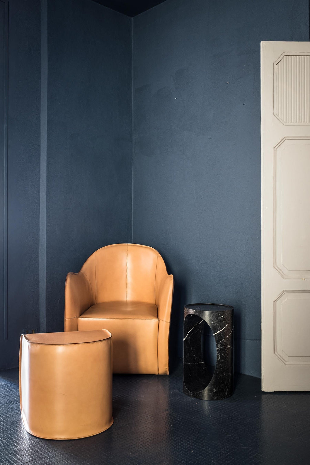 https://a.1stdibscdn.com/21st-century-modern-ultralight-armchair-and-pouf-set-in-hide-leather-for-sale-picture-9/f_48381/f_161783121740494373341/60641192_7675_4d69_a882_9b507f4c0e9a_rw_1920_master.jpg