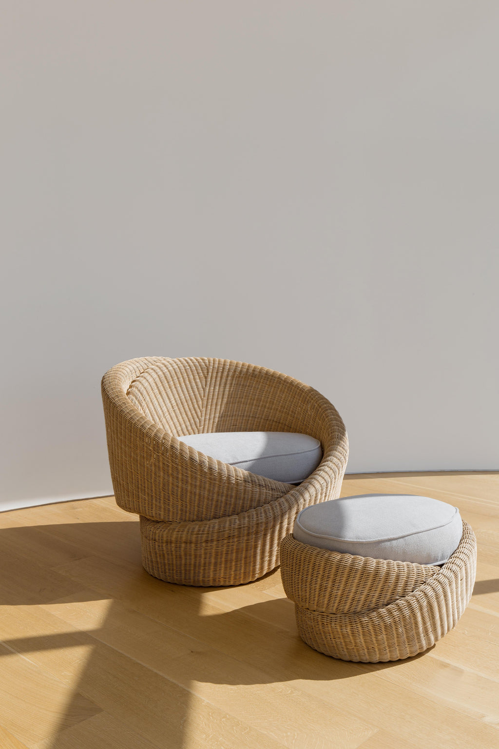 https://a.1stdibscdn.com/contemporary-rattan-indoor-outdoor-ottoman-cushions-in-sunbrella-fabric-for-sale-picture-3/f_21743/f_74971731559232826228/60neastudio_19_copy_master.jpg