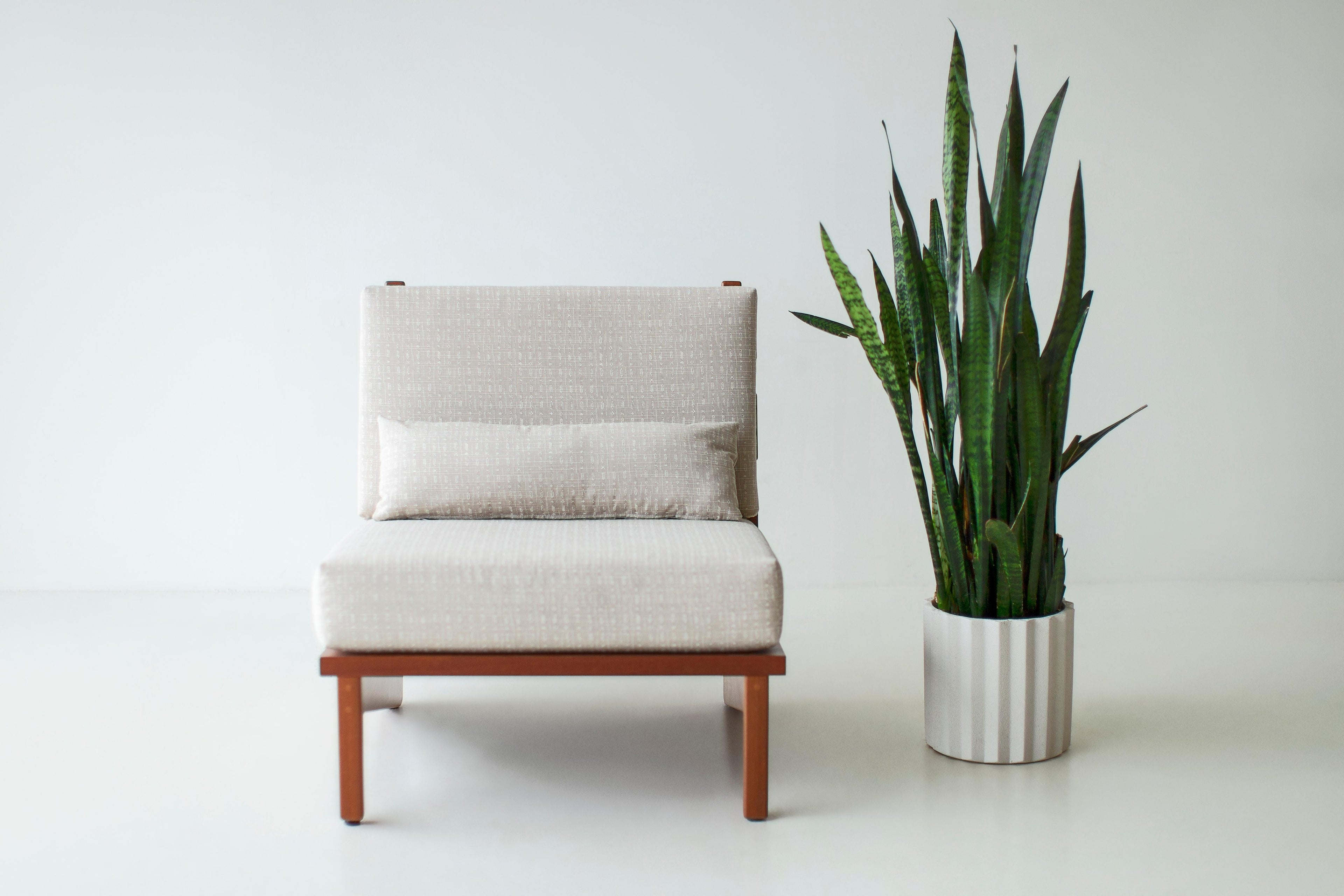 https://a.1stdibscdn.com/bertu-outdoor-chair-sutton-slatted-patio-chair-natural-mahogany-for-sale-picture-5/f_9720/f_466090821757515906953/61723824_Slatted_Patio_Chair_62262567_master.jpg