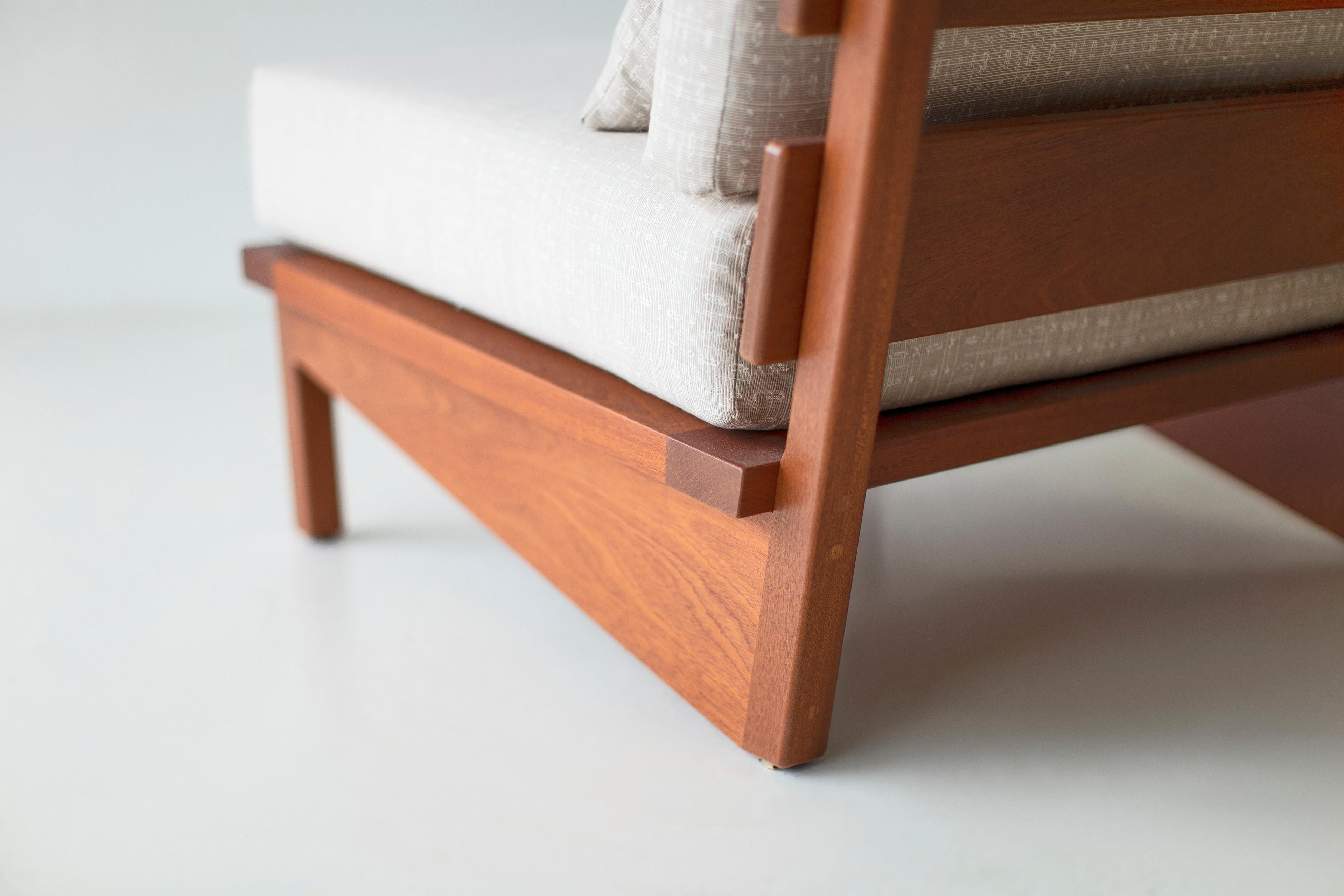 https://a.1stdibscdn.com/bertu-outdoor-chair-sutton-slatted-patio-chair-natural-mahogany-for-sale-picture-8/f_9720/f_466090821757515919031/61723824_Slatted_Patio_Chair_62262589_master.jpg