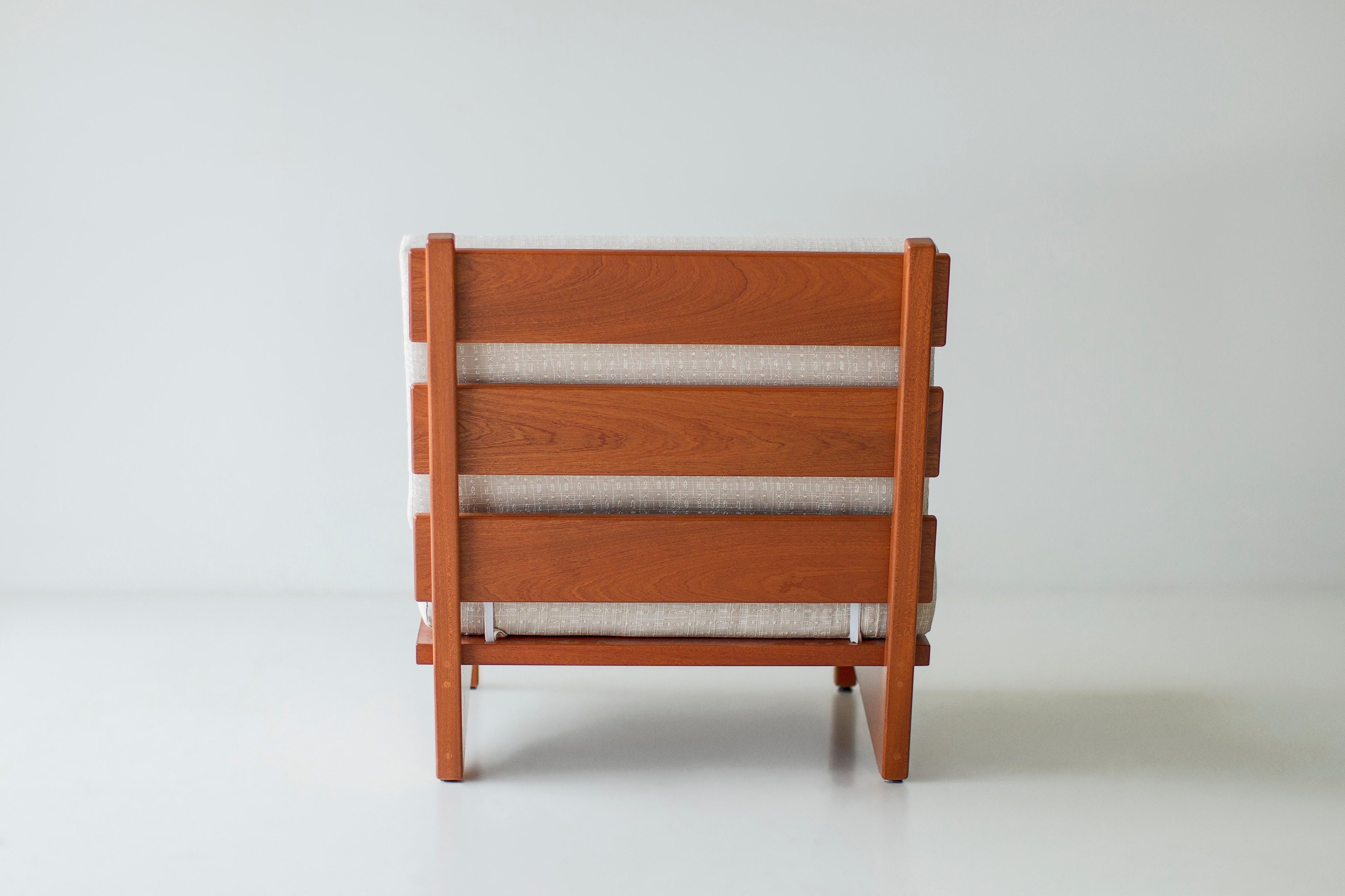 https://a.1stdibscdn.com/bertu-outdoor-chair-sutton-slatted-patio-chair-natural-mahogany-for-sale-picture-9/f_9720/f_466090821757515918339/61723824_Slatted_Patio_Chair_62262590_master.jpg