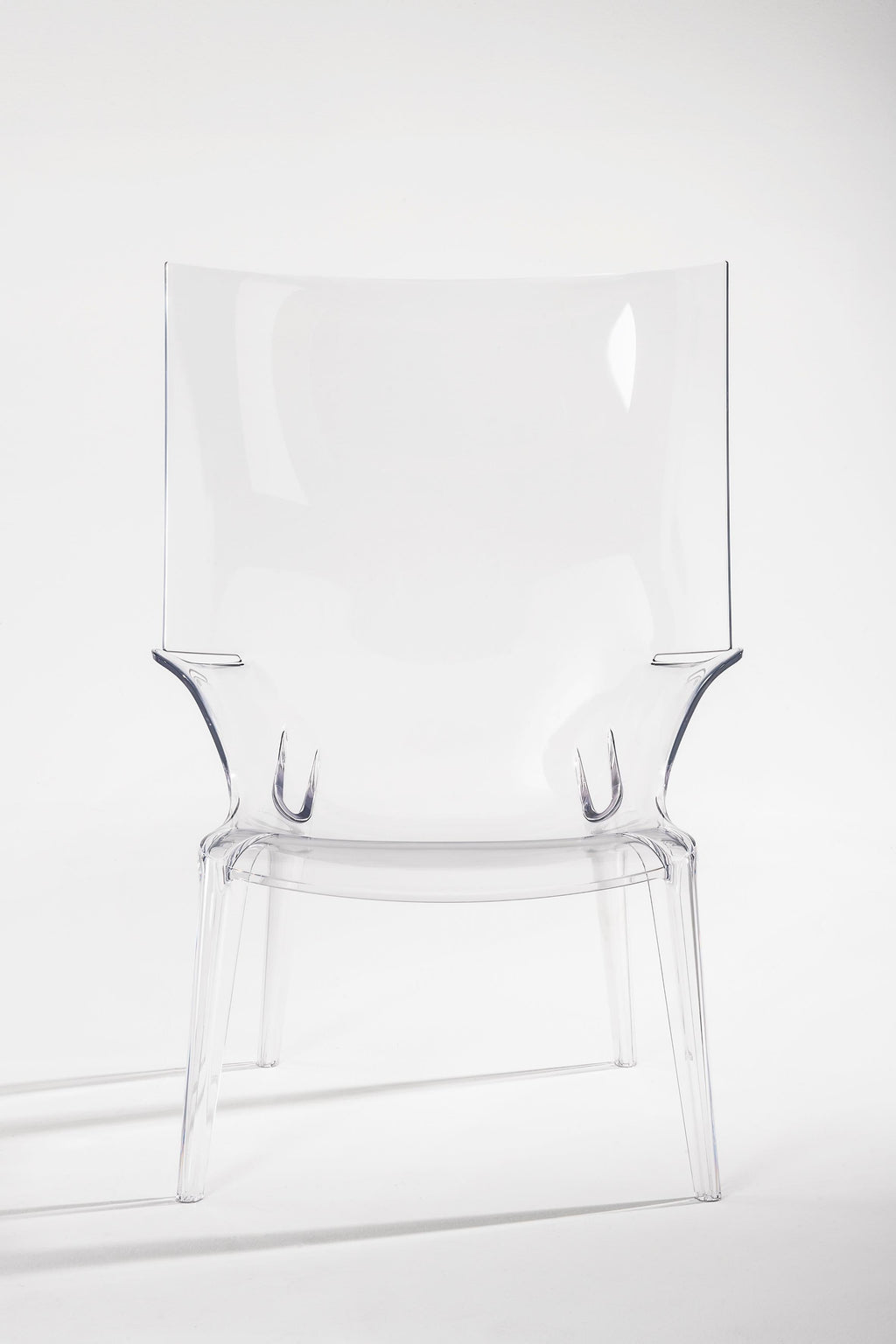 https://a.1stdibscdn.com/kartell-uncle-jim-armchair-in-clear-by-philippe-starck-for-sale-picture-2/12330573/f_145660211556787743223/6410_unclejim_starck_cristallo_front_master.jpg