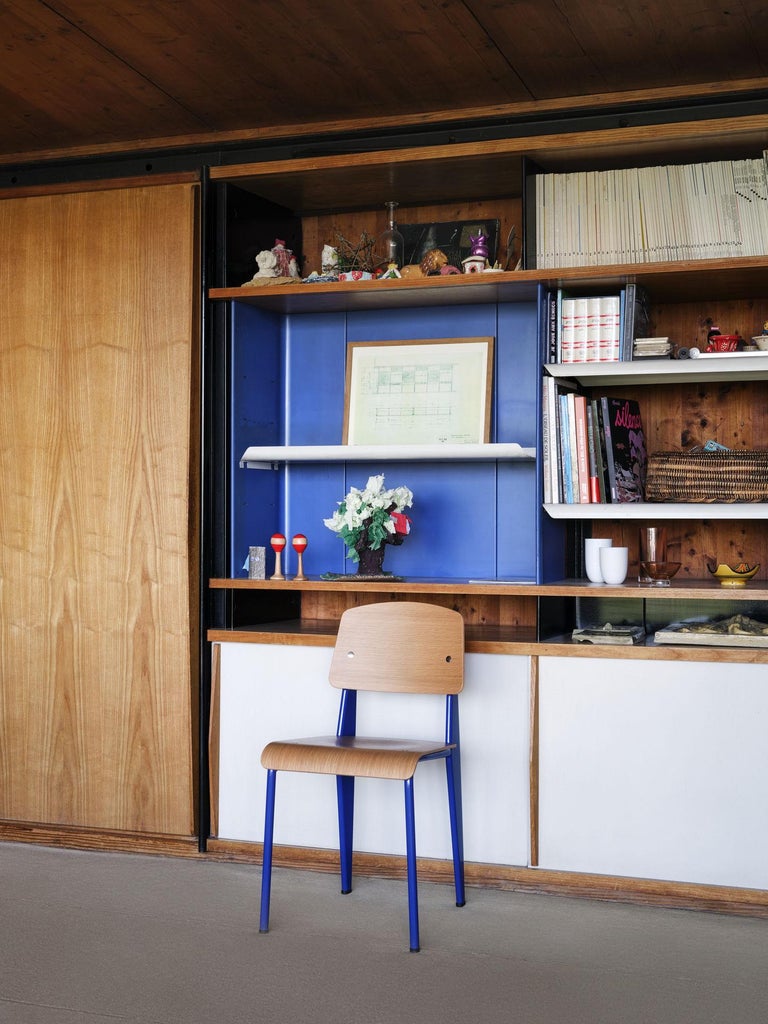 https://a.1stdibscdn.com/jean-prouve-standard-chair-in-natural-oak-and-blue-metal-for-vitra-for-sale-picture-2/f_14472/f_331589321678133674091/6507184_Maison_Prouve_Standard_Bleu_Marcoule_v_fullbleed_1440x_master.jpg?width=768